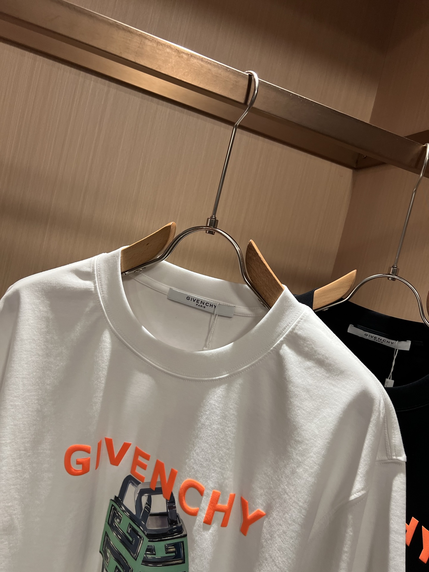 Giv*chy/纪*希2026春夏新款男女同款👫短袖T恤，主创时尚注入了全新时尚能量。通过探索各种题材和