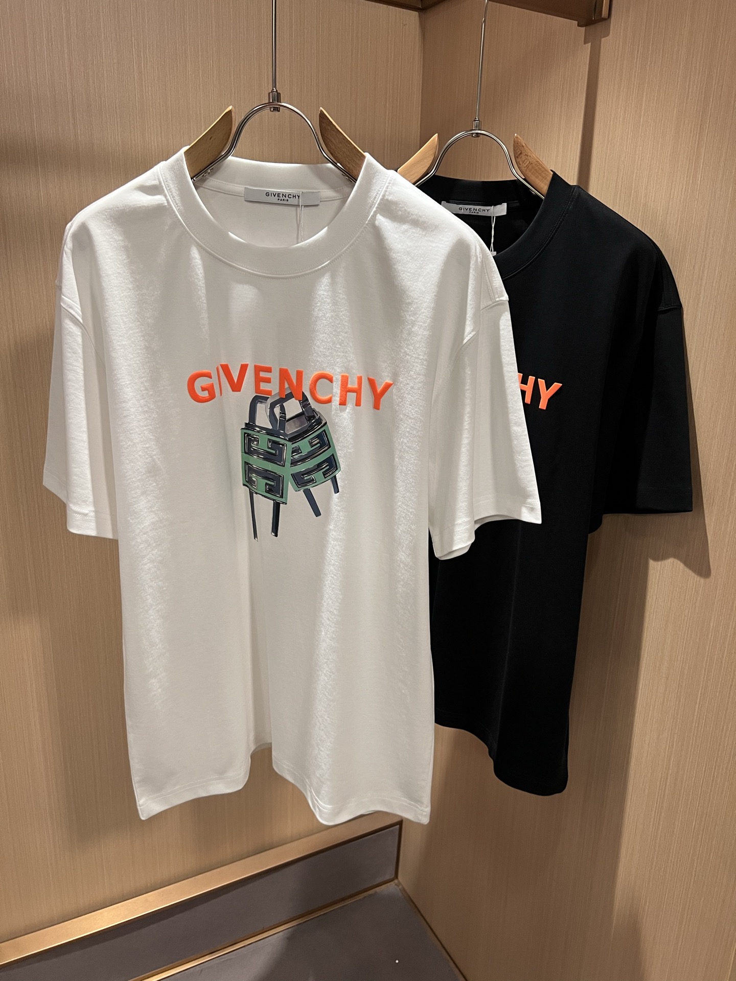 Giv*chy/纪*希2026春夏新款男女同款👫短袖T恤，主创时尚注入了全新时尚能量。通过探索各种题材和