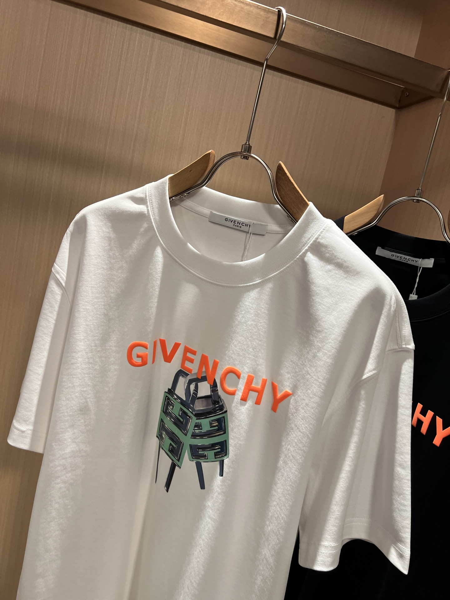 Giv*chy/纪*希2026春夏新款男女同款👫短袖T恤，主创时尚注入了全新时尚能量。通过探索各种题材和