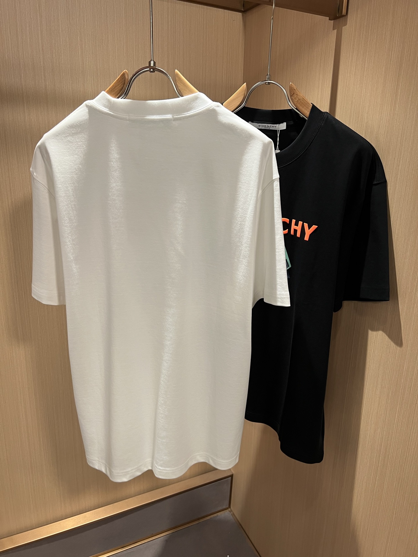 Giv*chy/纪*希2026春夏新款男女同款👫短袖T恤，主创时尚注入了全新时尚能量。通过探索各种题材和