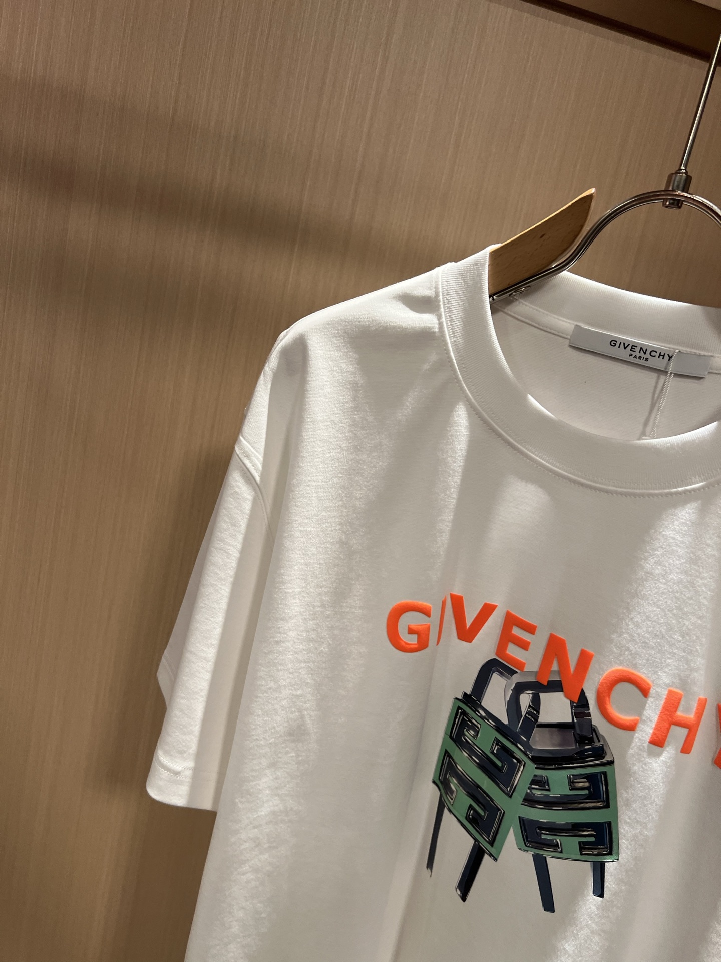 Giv*chy/纪*希2026春夏新款男女同款👫短袖T恤，主创时尚注入了全新时尚能量。通过探索各种题材和