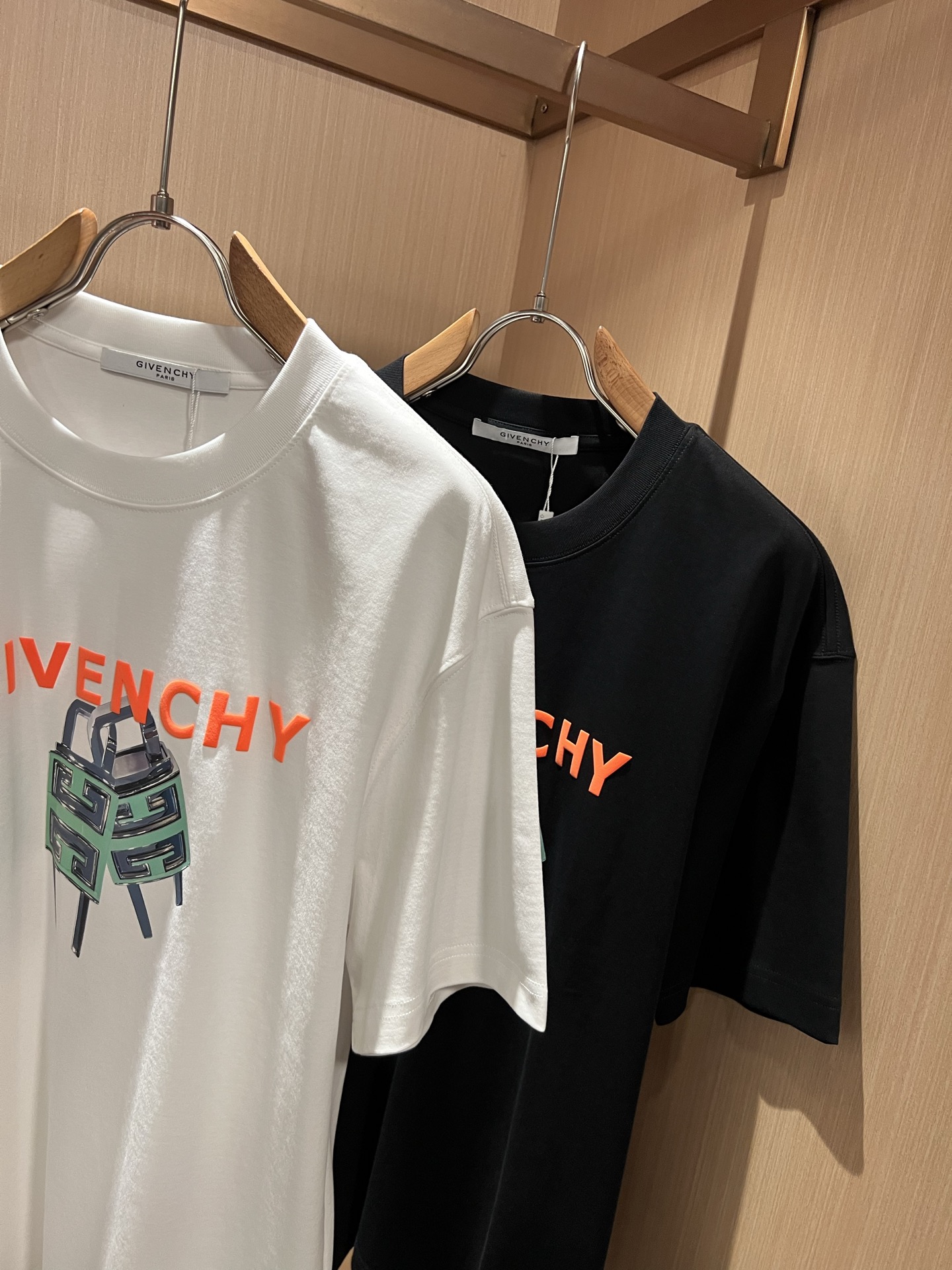 Giv*chy/纪*希2026春夏新款男女同款👫短袖T恤，主创时尚注入了全新时尚能量。通过探索各种题材和