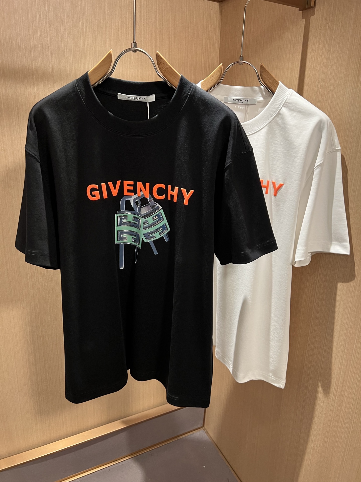 Giv*chy/纪*希2026春夏新款男女同款👫短袖T恤，主创时尚注入了全新时尚能量。通过探索各种题材和