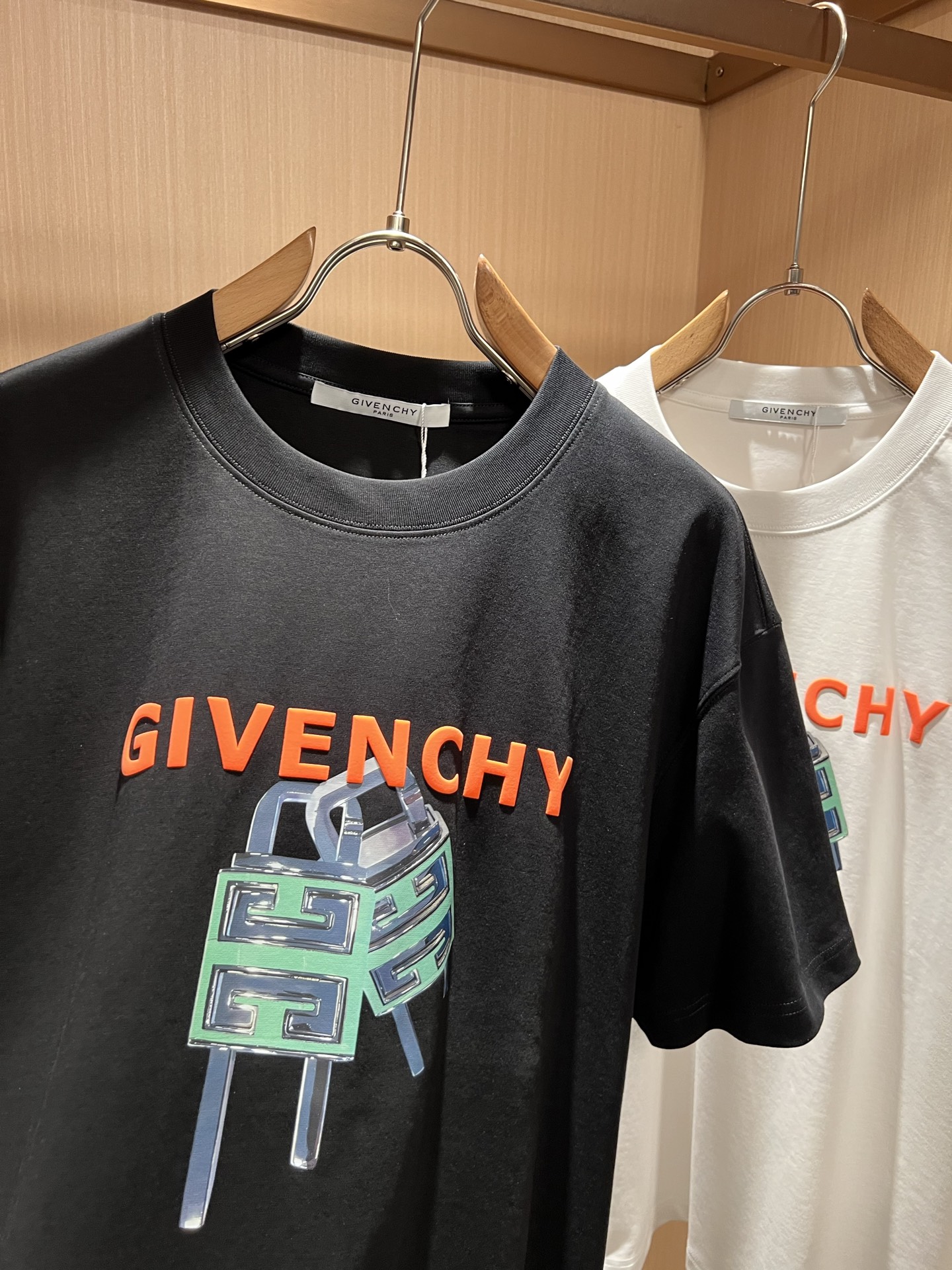 Giv*chy/纪*希2026春夏新款男女同款👫短袖T恤，主创时尚注入了全新时尚能量。通过探索各种题材和