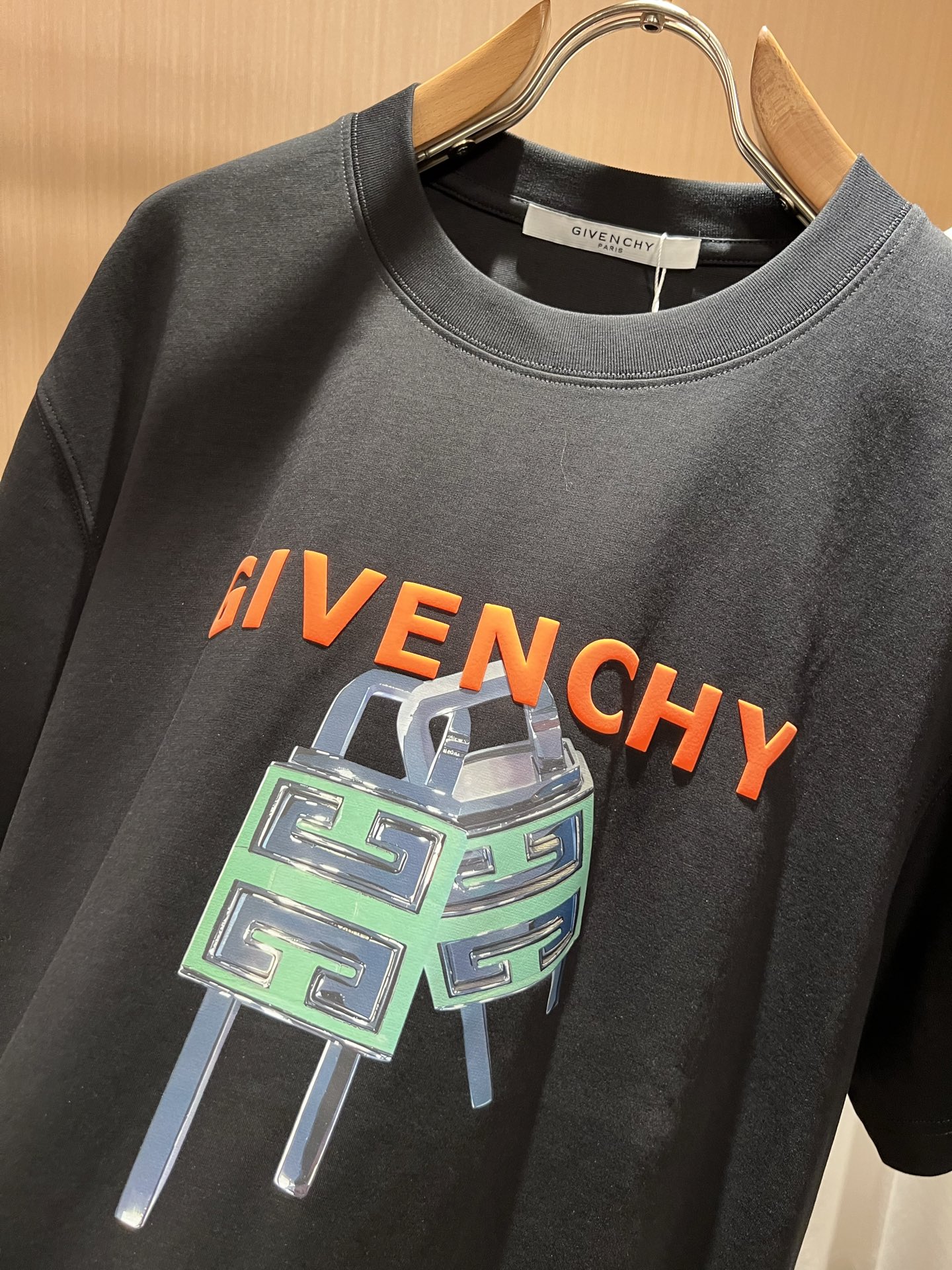 Giv*chy/纪*希2026春夏新款男女同款👫短袖T恤，主创时尚注入了全新时尚能量。通过探索各种题材和