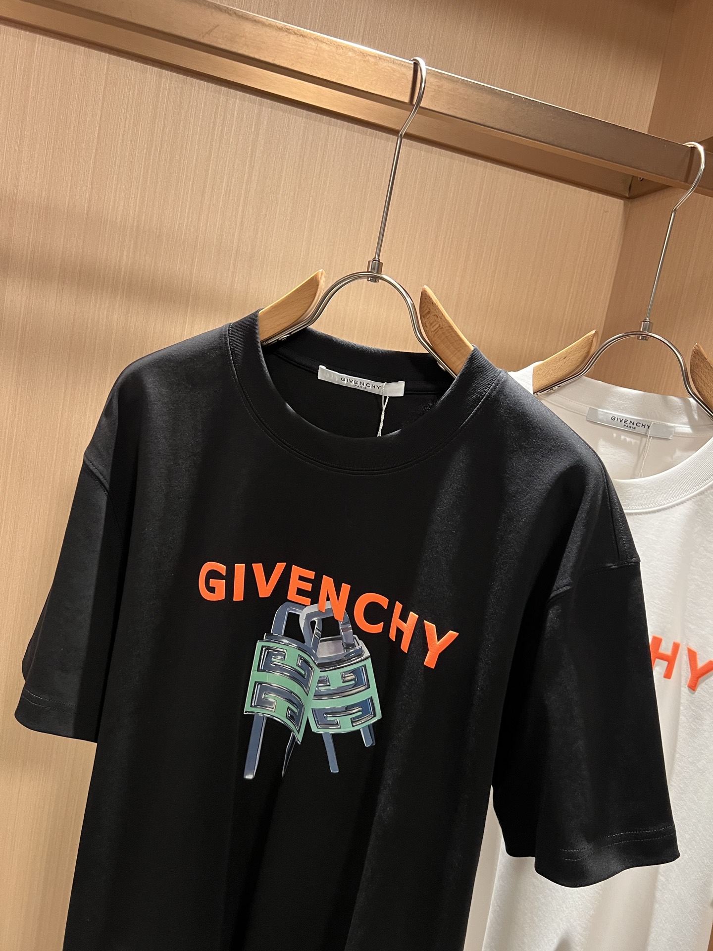 Giv*chy/纪*希2026春夏新款男女同款👫短袖T恤，主创时尚注入了全新时尚能量。通过探索各种题材和