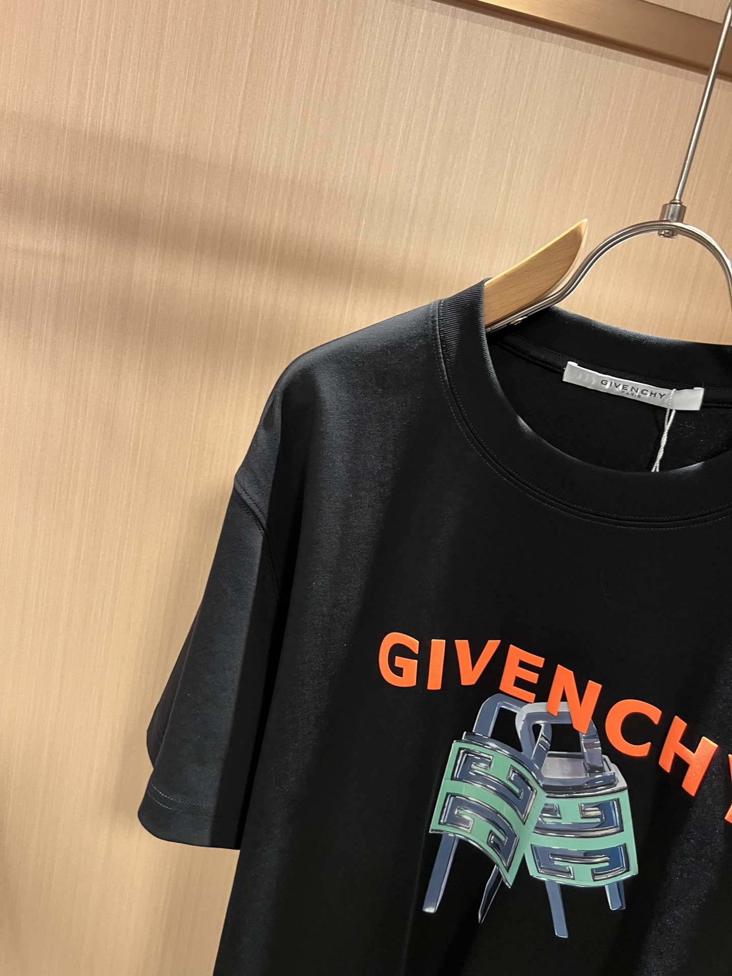 Giv*chy/纪*希2026春夏新款男女同款👫短袖T恤，主创时尚注入了全新时尚能量。通过探索各种题材和