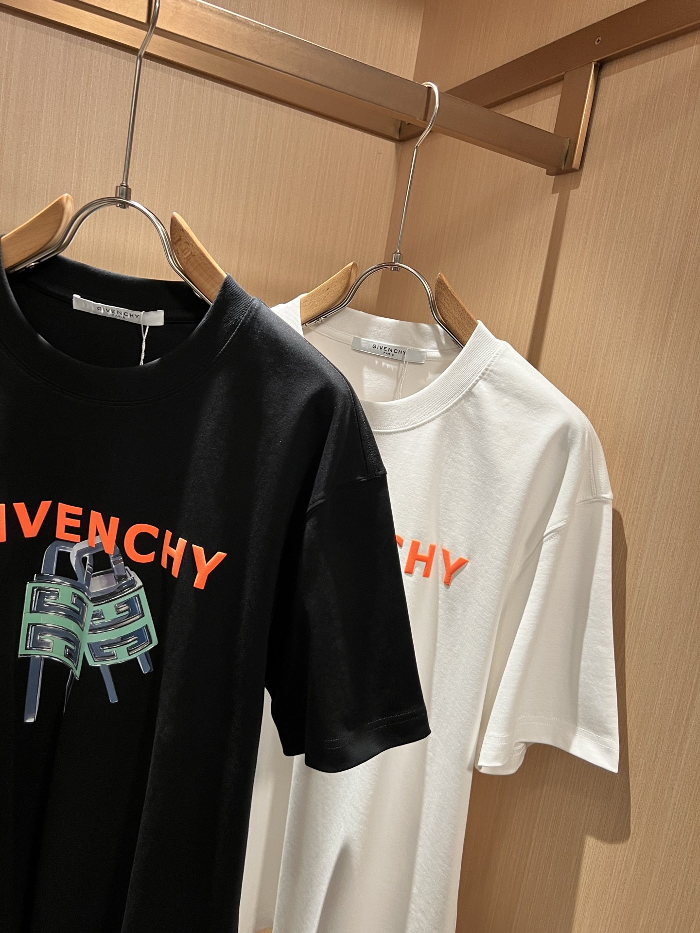 Giv*chy/纪*希2026春夏新款男女同款👫短袖T恤，主创时尚注入了全新时尚能量。通过探索各种题材和