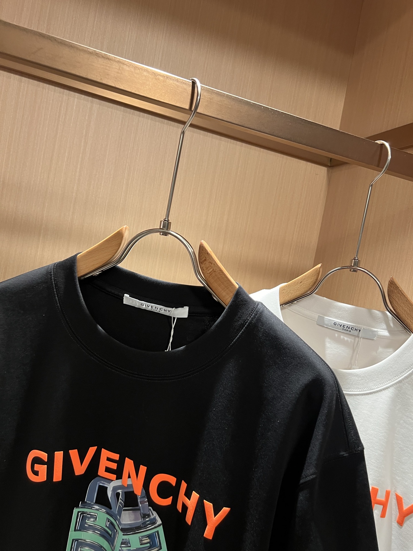 Giv*chy/纪*希2026春夏新款男女同款👫短袖T恤，主创时尚注入了全新时尚能量。通过探索各种题材和