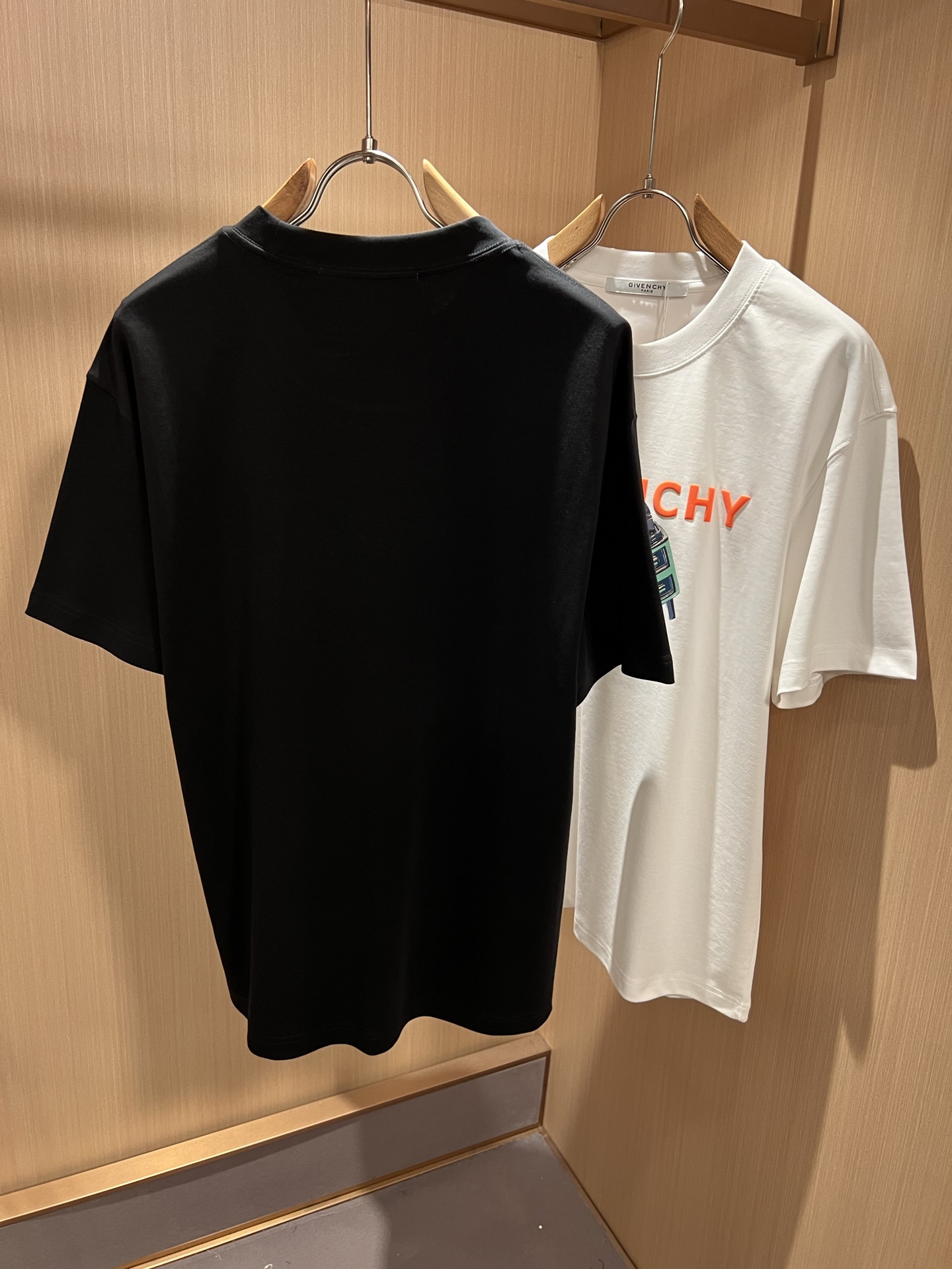 Giv*chy/纪*希2026春夏新款男女同款👫短袖T恤，主创时尚注入了全新时尚能量。通过探索各种题材和