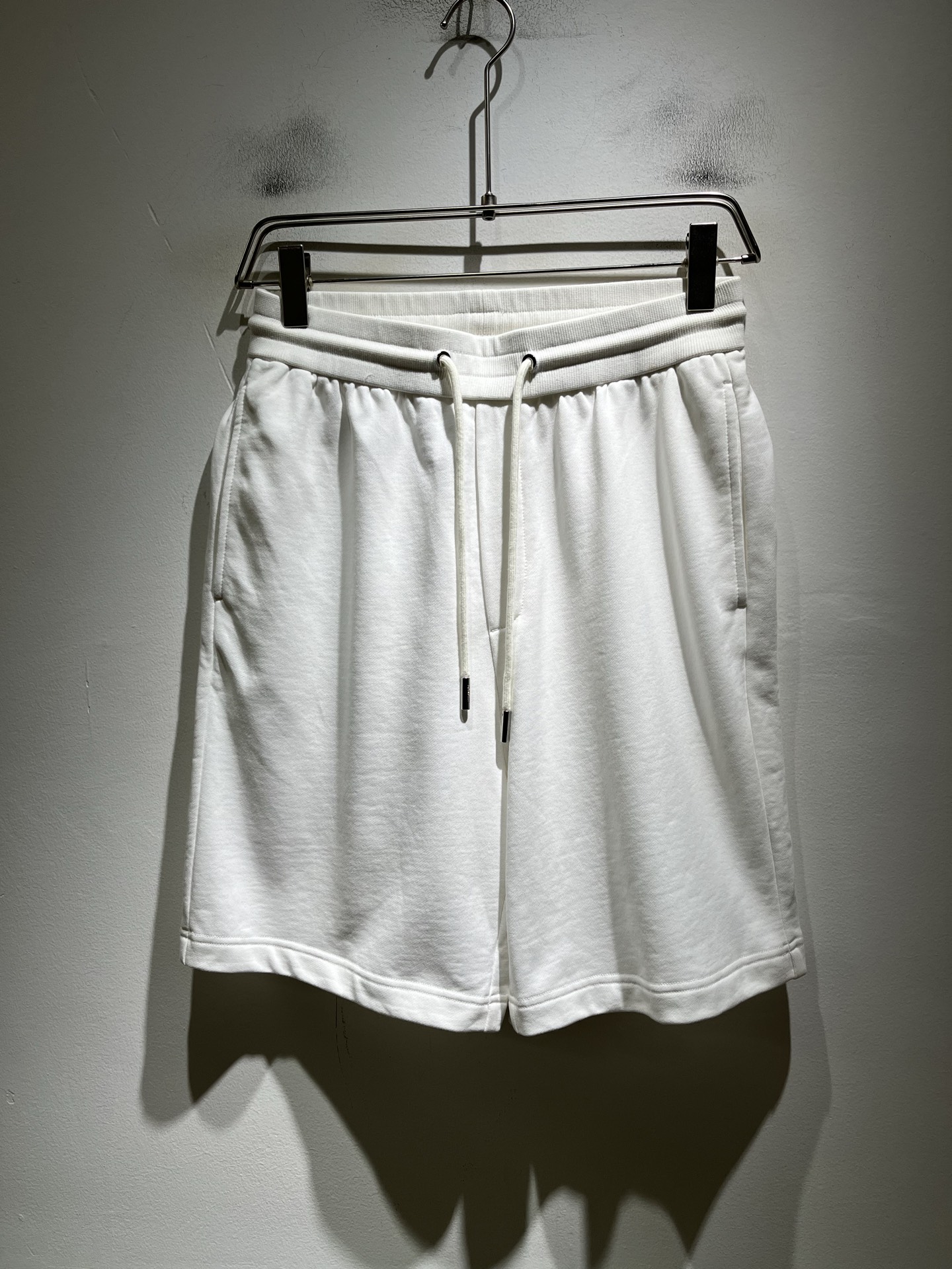 Moncler蒙家 2026春夏男女同款情侣款最新的贸易订单休闲短裤！全品相！！网红款！工艺采用logo