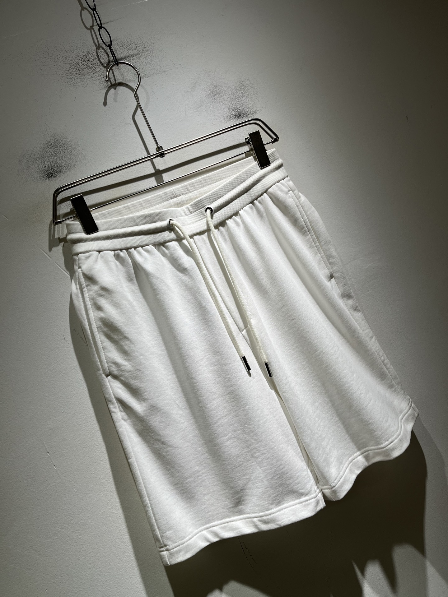 Moncler蒙家 2026春夏男女同款情侣款最新的贸易订单休闲短裤！全品相！！网红款！工艺采用logo