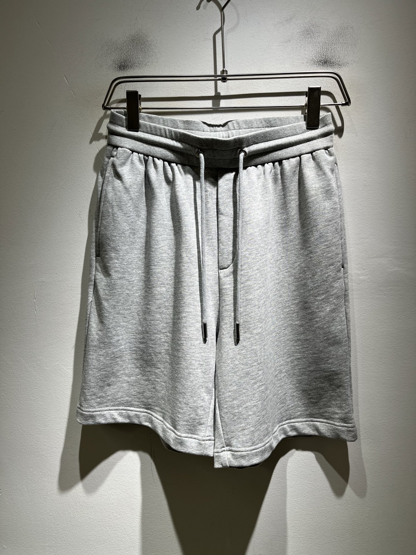 Moncler蒙家 2026春夏男女同款情侣款最新的贸易订单休闲短裤！全品相！！网红款！工艺采用logo