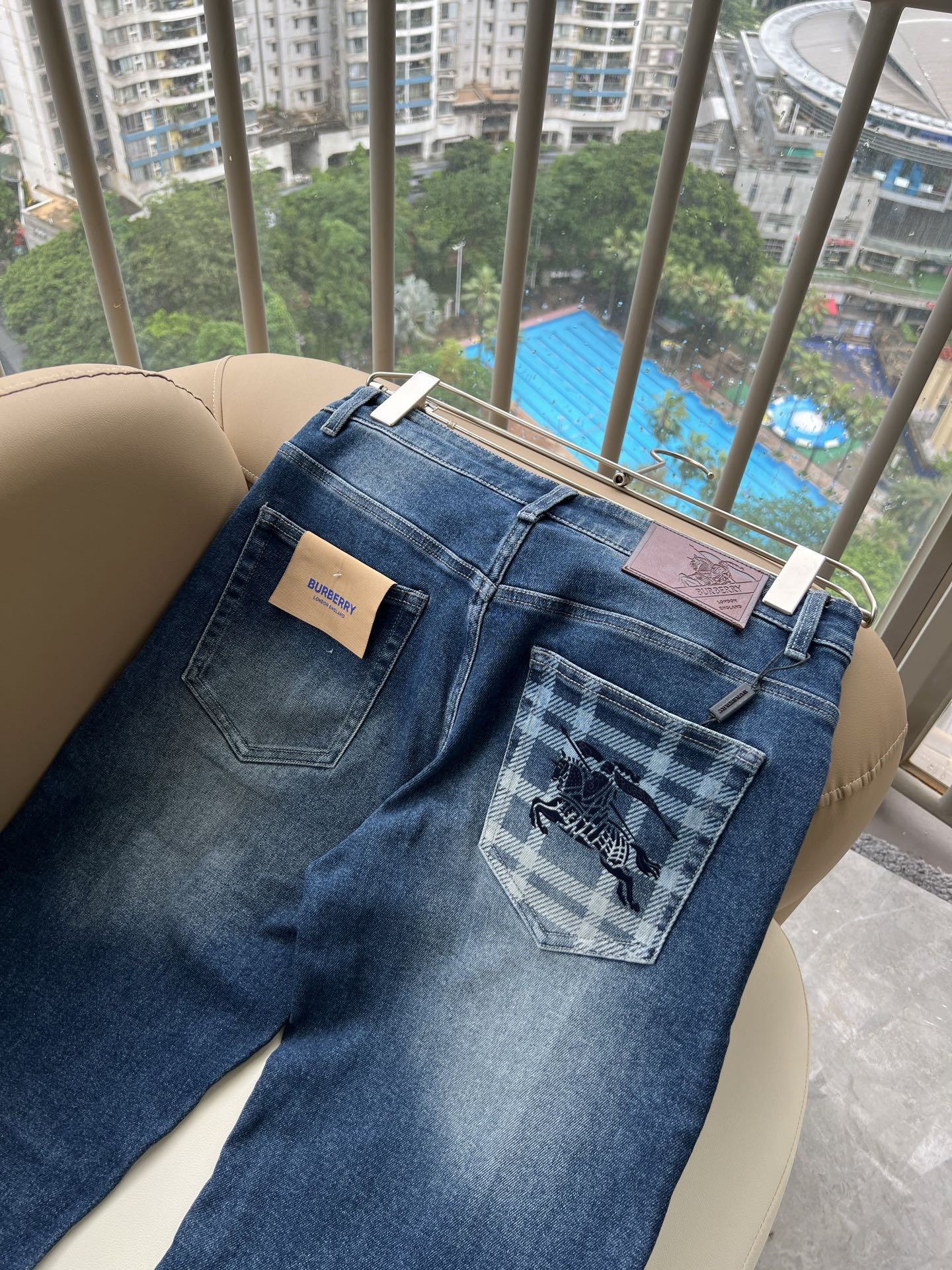BURBER*Y巴*莉 2026春夏新品男士高端休闲百搭牛仔裤！对于BUR粉丝来说，这样大气的经典设计足