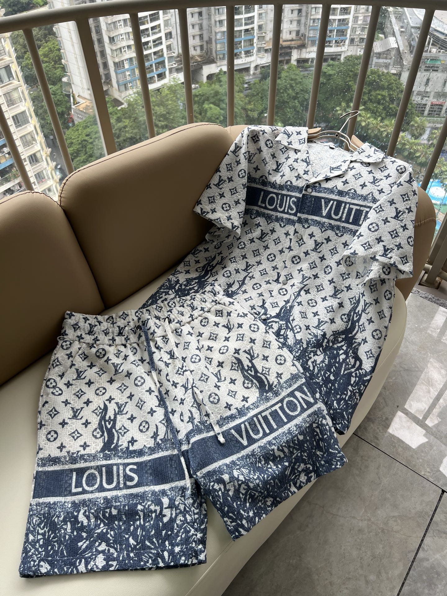 LouisVuitt*路易*登 2026春夏全新系列套装上线，非常时髦前卫的一款男女同款休闲套装，标识l