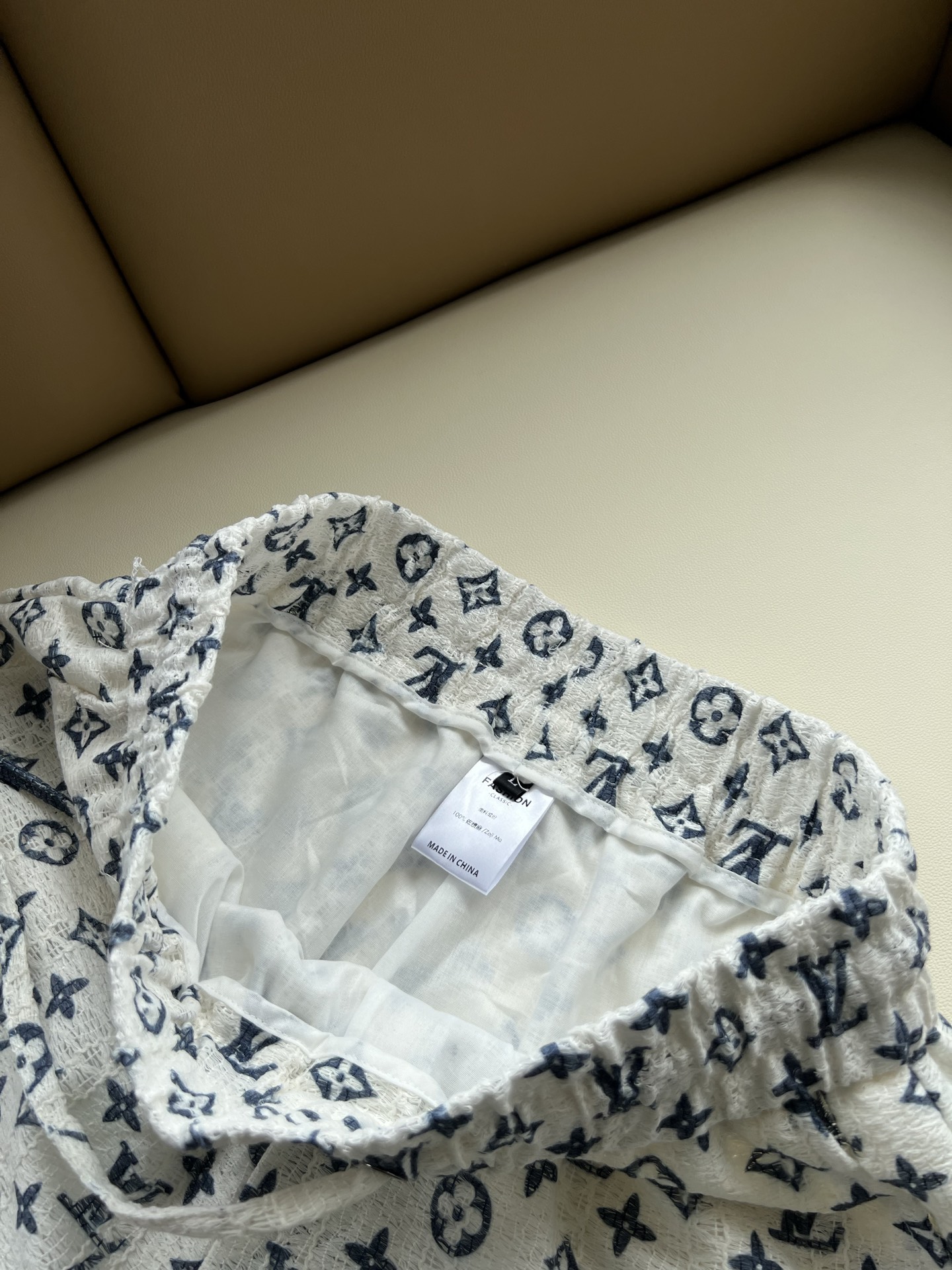 LouisVuitt*路易*登 2026春夏全新系列套装上线，非常时髦前卫的一款男女同款休闲套装，标识l