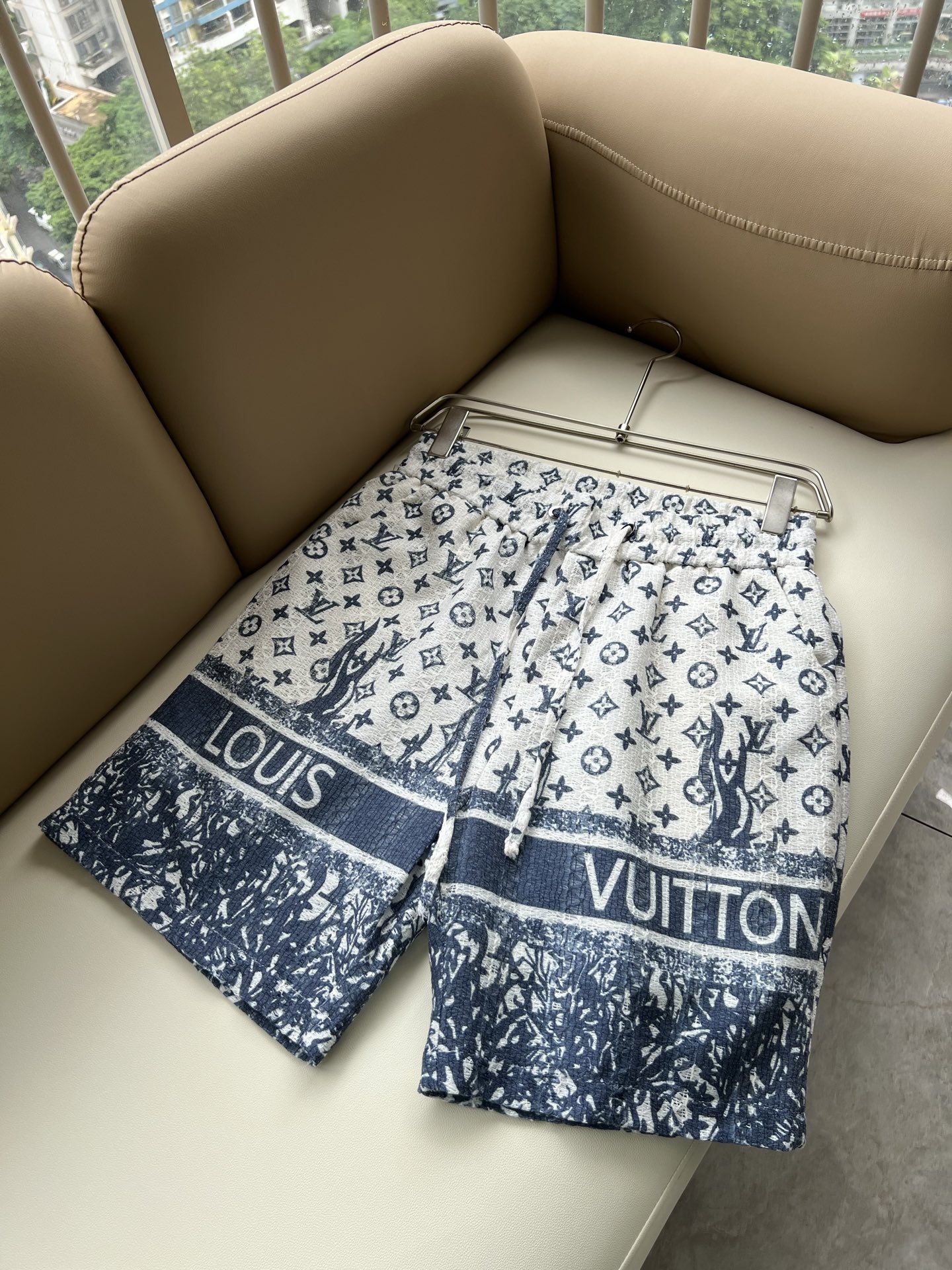 LouisVuitt*路易*登 2026春夏全新系列套装上线，非常时髦前卫的一款男女同款休闲套装，标识l