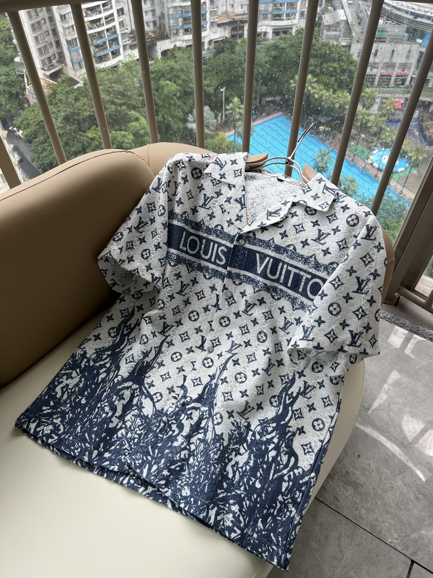 LouisVuitt*路易*登 2026春夏全新系列套装上线，非常时髦前卫的一款男女同款休闲套装，标识l