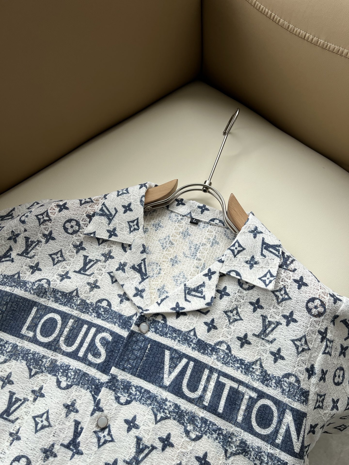 LouisVuitt*路易*登 2026春夏全新系列套装上线，非常时髦前卫的一款男女同款休闲套装，标识l