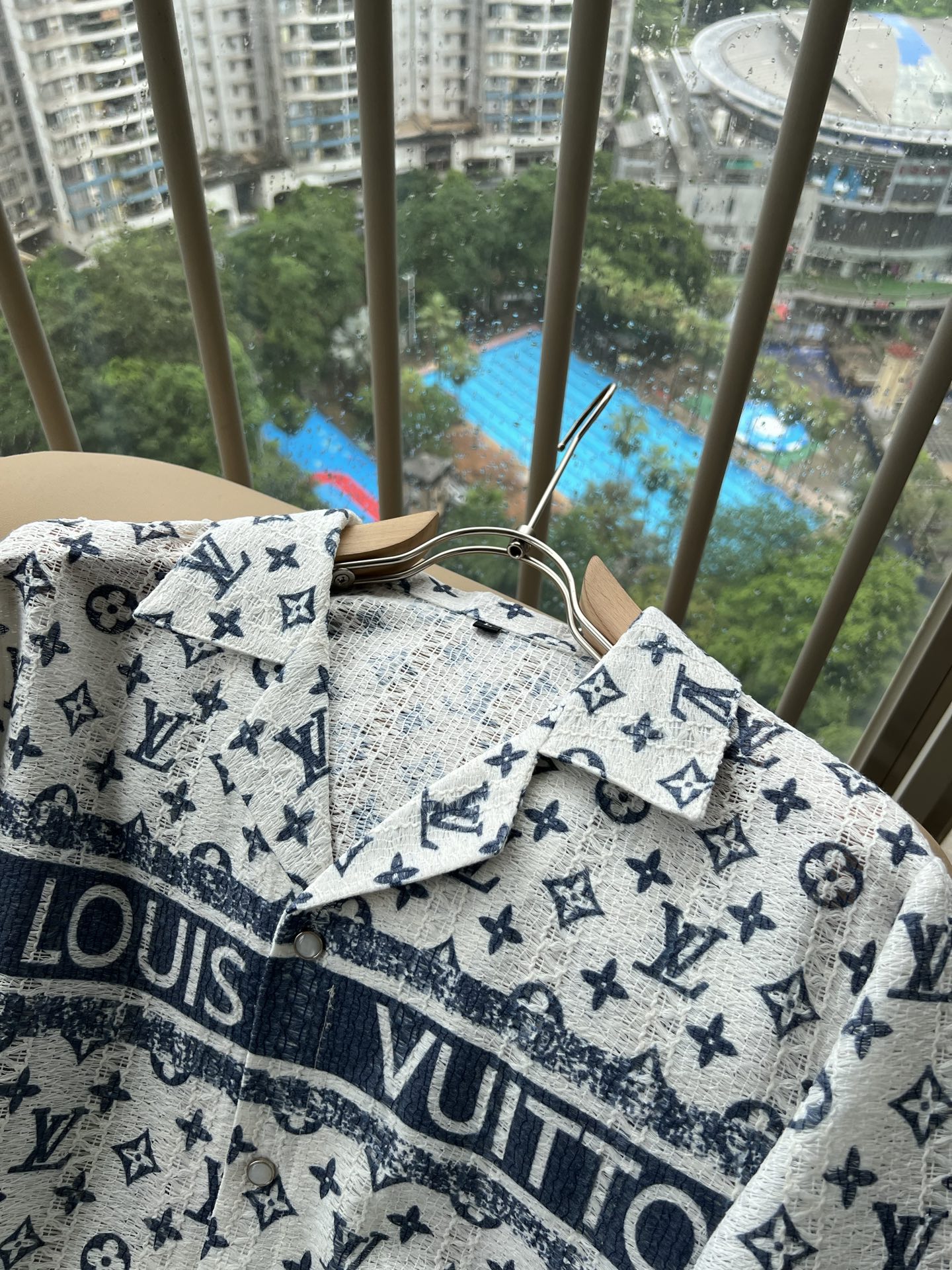 LouisVuitt*路易*登 2026春夏全新系列套装上线，非常时髦前卫的一款男女同款休闲套装，标识l