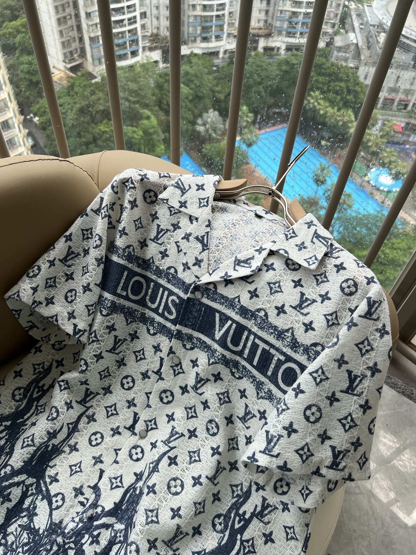 LouisVuitt*路易*登 2026春夏全新系列套装上线，非常时髦前卫的一款男女同款休闲套装，标识l