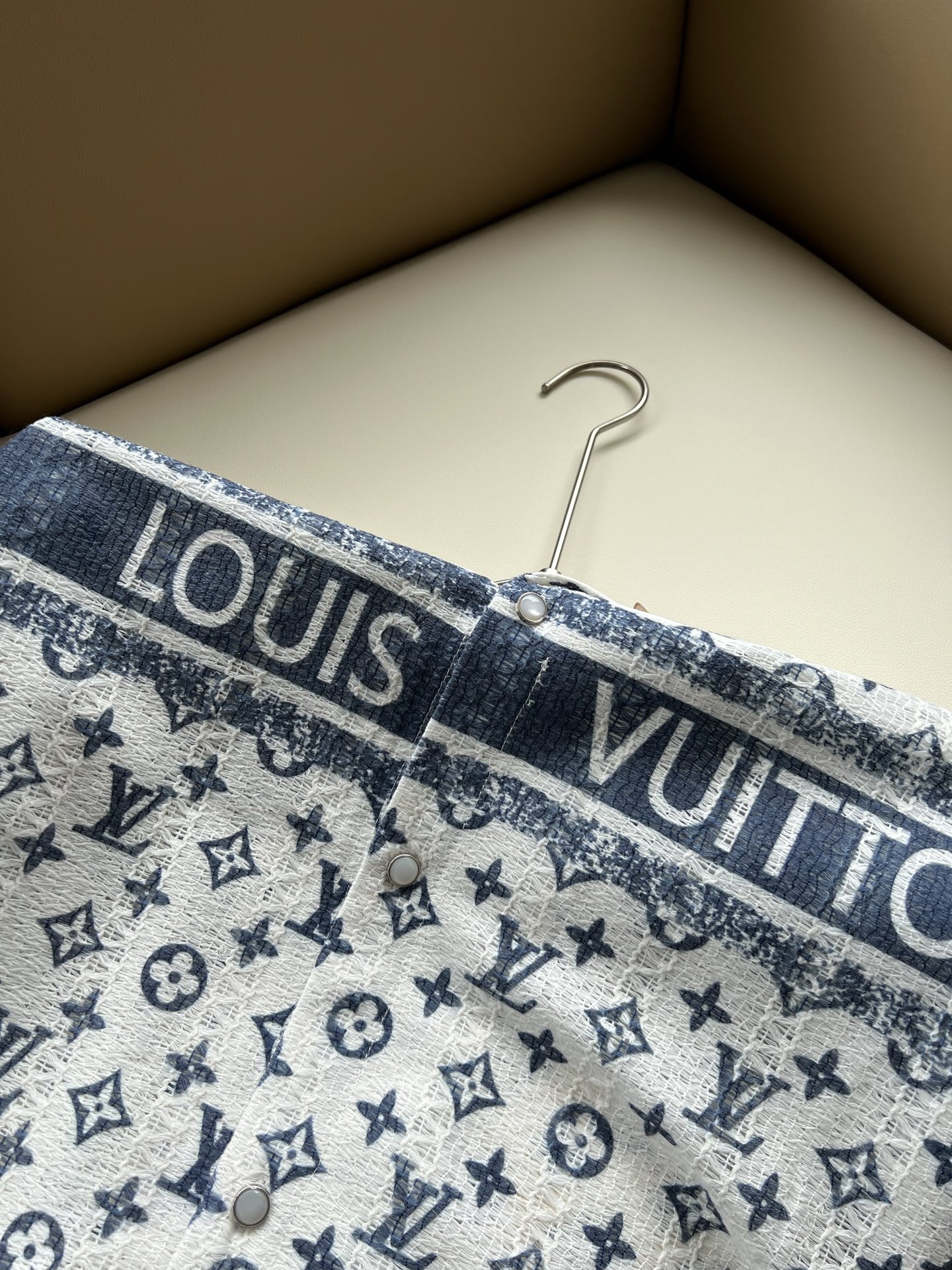 LouisVuitt*路易*登 2026春夏全新系列套装上线，非常时髦前卫的一款男女同款休闲套装，标识l