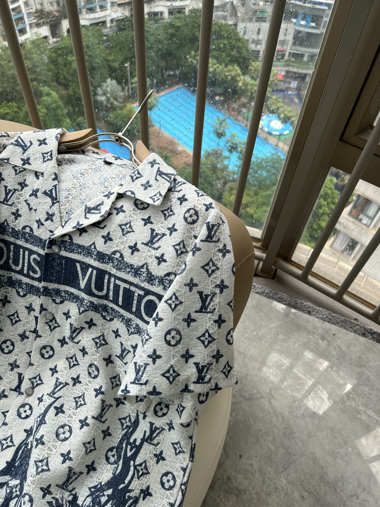 LouisVuitt*路易*登 2026春夏全新系列套装上线，非常时髦前卫的一款男女同款休闲套装，标识l