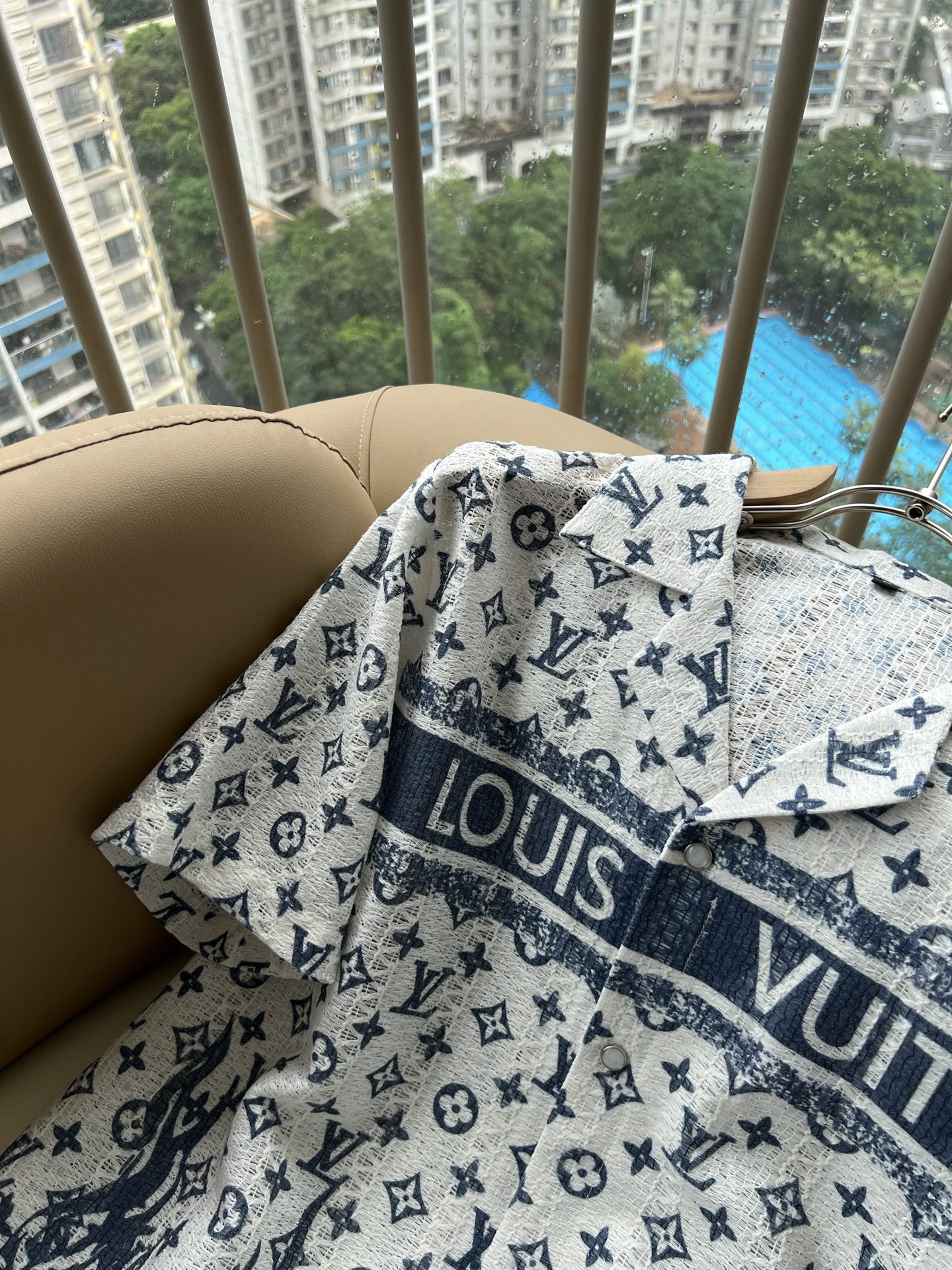 LouisVuitt*路易*登 2026春夏全新系列套装上线，非常时髦前卫的一款男女同款休闲套装，标识l