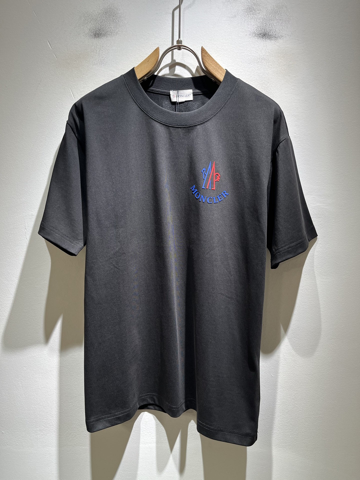 NO:902909,Moncler Mengjia 2026 spring and summer men's and women's same style couple's latest trade order short-sleeved T-shirts, all in good condition!  !  Internet celebrity model!  Designed with logo pattern printing!  The upper body is comfortable and breathable, not stiff, and the overall body has a rich three-dimensional feel. It is a quality export order and is customized with exclusive pure cotton fabric tailoring to meet the simple needs of commuters. The upper body effect is very good, slimming, and not picky about the figure. The fabric workmanship... is impeccable. Only good craftsmanship and good fabrics can make you wear a good taste. It is a must-have item for everyone!  Size M-4XL,,T-shirt,tees,t-shirt,19860909Moncler蒙家 2026春夏男女同款情侣款最新的贸易订单短袖T恤,全品相！！网红款！采用logo图案印花设计！上身舒适透气,不僵硬,整体有着丰富的立体感,品质出口订单,定制专属纯棉面料剪裁,满足通勤人们对于着装的简约需求,上身效果很好,显瘦,不挑剔身材.面料做工....无可挑剔,好工艺好面料才能穿出好品味一款,人手必备单品！尺码M-4XL,,T-shirt,tees，t-shirt,,Men's clothing