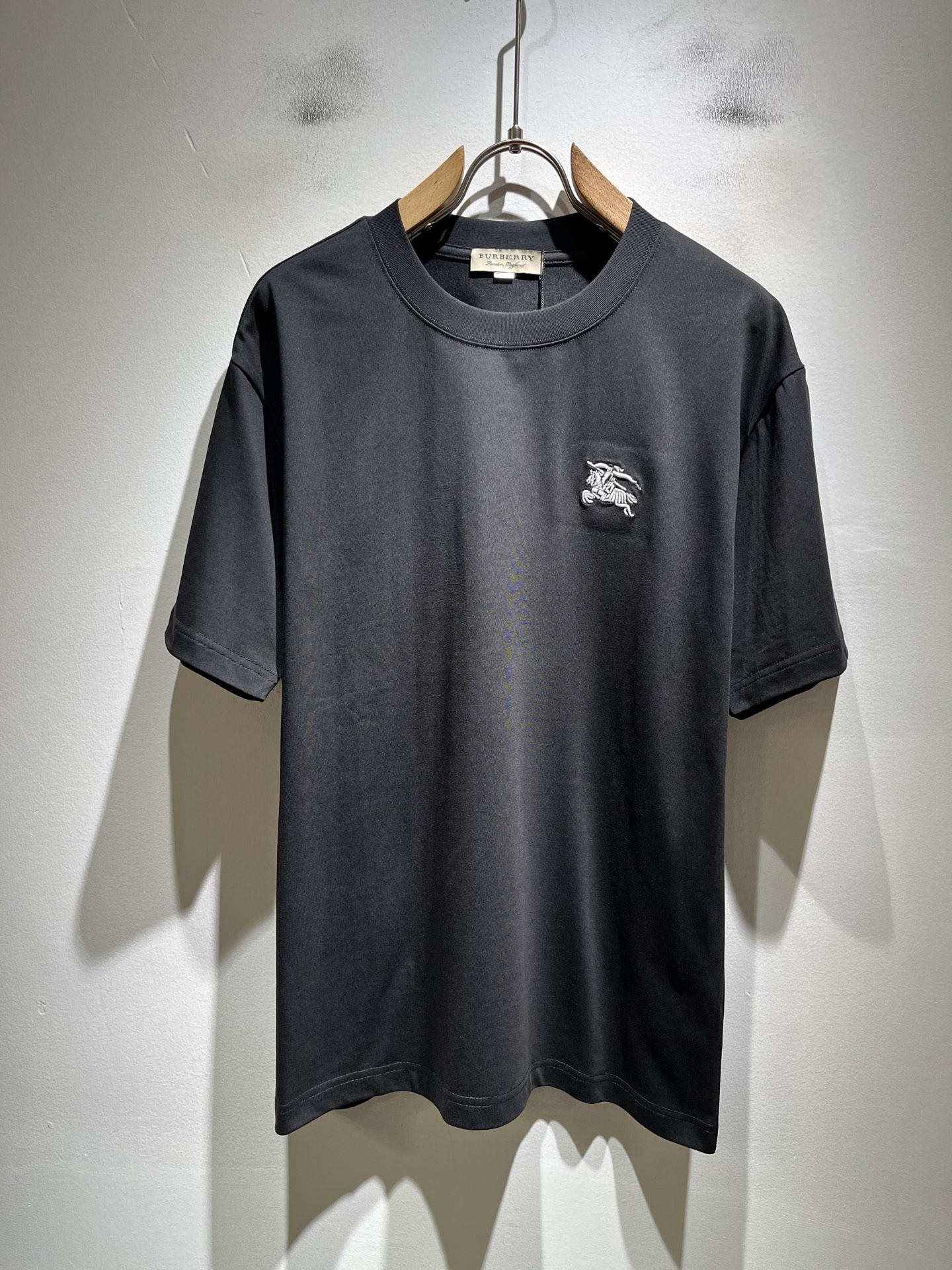 NO:902921,BURBER*Y's 2026 spring and summer new unisex short-sleeved T-shirt is a big hit. It is made of the recently popular environmentally friendly pure cotton fabric. It is a high-end outdoor sports and leisure series. It is a very hot sports trend!  BUR's latest research and development of special materials, logo embroidery design!  The fabric is also called memory cloth, which refers to the fabric with morphological memory function. It beats all versions on the market instantly. It can only be said that it is not on the same level at all. Whether it is the material, the degree of detail restoration and the craftsmanship, it is not afraid of any challenges, just to provide everyone with wonderful products. As always, it is consistent and implemented.  A style of BUR's core concept will be tightly tied to fashion, always maintaining a perfect, simple but not simple design style, which perfectly meets your daily needs. Size: M-4XL,, burberry, T-shirt, tees, t-shirt,19860909BURBER*Y巴*莉2026春夏新品男女同款短袖T恤,重磅来袭,最近比较火热的环保纯棉面料制作而成,高端户外运动休闲系列,非常火热运动风潮！BUR最新研发的特殊材质,标志logo图案刺绣设计！面料也叫记忆布,是指具有形态记忆功能的面料,秒杀市面上一切版本,只能说根本就不是一个级别的存在,不管是材质还是细节还原度以及工艺制作方面,不惧任何挑战,只为给大家奉献绝妙产物一如既往,始终如一,贯彻了BUR核心理念的一个款式将与时尚紧紧的捆绑在一起,时刻保持完美,简约而不简单的的设计风格,完美的满足了你日常所需要的穿搭.尺码:M-4XL,,burberry,T-shirt,tees，t-shirt,,Men's clothing