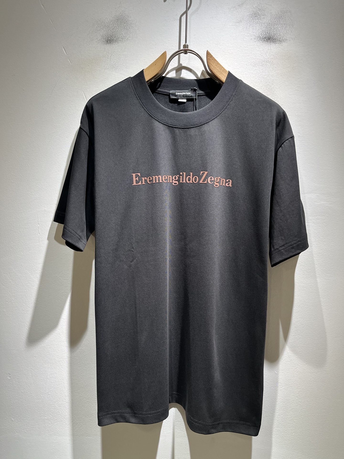 NO:902875,Ermenegildo Zeg*a 2026 spring and summer new short-sleeved T-shirts for men and women, available at counters simultaneously!  Customized exclusive 260g pure cotton fabric, customized original craft thread, chest logo pattern laminated craft design!  Simple and elegant, easy to match and versatile, extremely high-grade, perfectly integrated into fashion and style, it is a top-notch fashionable style that is perfect for outer wear!  The whole thing gives people a natural feeling!  The ultimate classic versatile short-sleeved T-shirt, designed with the latest three-dimensional letter logo laminated elements!  The ultimate heavy work, the ultimate perfection!  Fans who pursue high quality should rush to buy it by themselves, and we sincerely invite all fans who know the goods to appreciate this model together!  !  Color Black White Size M-4XL, T-shirt, tees, t-shirt,19860909Ermenegildo Zeg*a杰*亚 2026春夏新款男女同款短袖T恤,专柜同步发售！定制专属260克纯棉面料,定制原版工艺螺纹,胸前logo图案压胶工艺设计！简约大方,从容百搭,档次极高,完美融入时尚还有风情感一款完美符合外穿的顶尖时髦气质款！整体给人浑然天成的感觉！极致经典的百搭型短袖T恤,采用最新的立体字母logo压胶元素设计！极致的重工极致的完美！追求高品质的粉丝们请自行抢购,诚邀所有识货的粉丝一同鉴赏此款！！颜色黑色 白色 尺码M-4XL,,T-shirt,tees，t-shirt,,Men's clothing