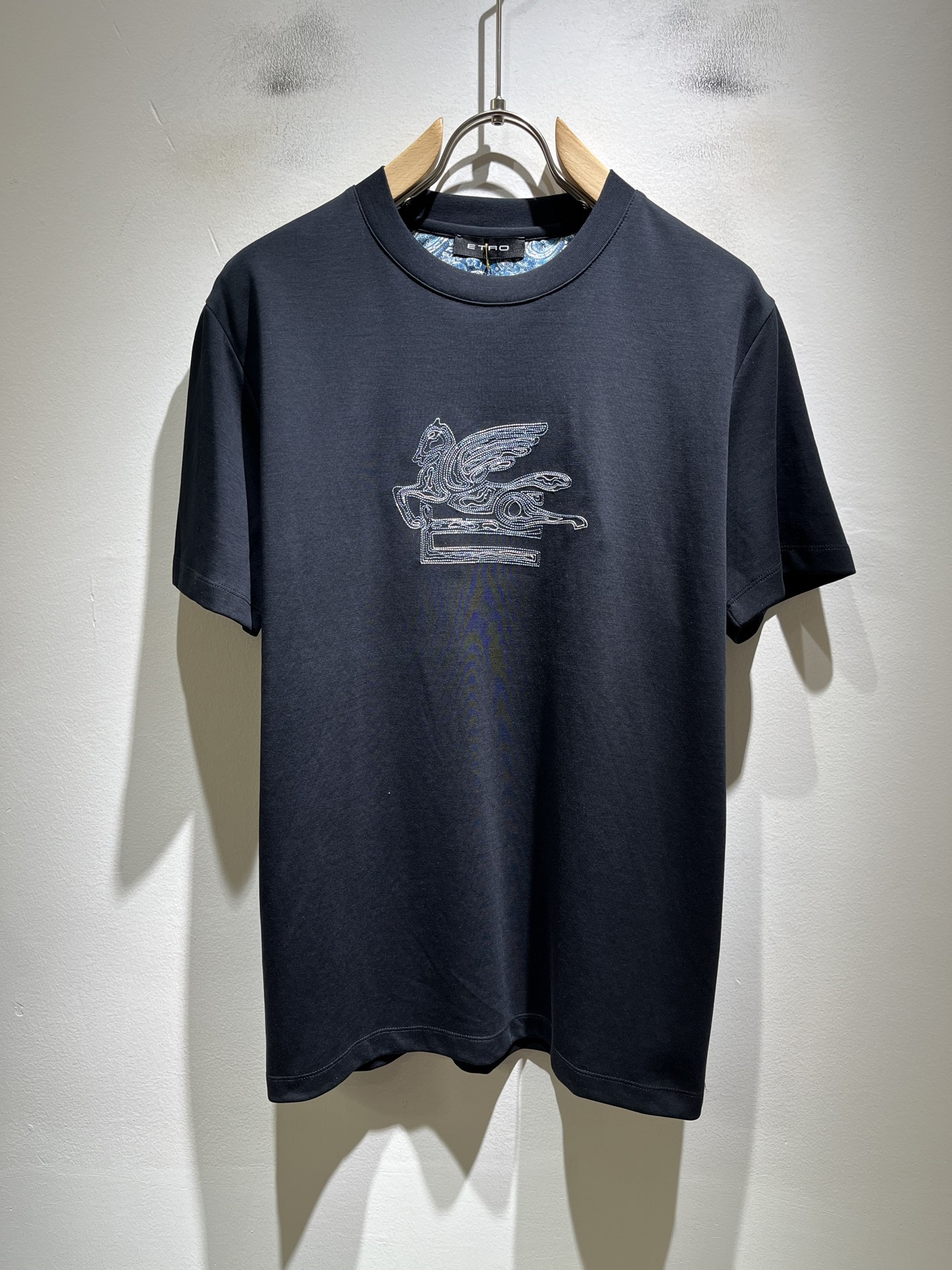 NO:902915,ETRO Ai Chuo (Etro) 2026 spring and summer new short-sleeved T-shirt for men and women, Italian original order channel, highly personalized and high-end style, logo pattern embroidery design!  Pure cotton short-sleeved T-shirt for couples!  !  The latest popular fashion product has arrived. It is a simple and high-end fashion item. It is a fashion product with very high-end charm and is a must-have item for fashion trends!  Italian original factory channel, special supply level order, released simultaneously by Hong Kong, Macao and Taiwan buyer stores. This model is also the latest popular product this year and the most classic product. Its specifications and grades are beyond doubt!  !  The selection is extremely diverse. It goes without saying that this style has that fresh and natural feeling, which highlights the brand's charm and high-end sense. The texture of this style is very good, and the weight and color that can be felt by hand are even better on the skin. It is a full wearing enjoyment!  !  Size: M-3XL,,T-shirt,tees,t-shirt,19860909ETRO 艾绰（艾特罗） 2026春夏新款男女同款短袖T恤,意大利原厂订单渠道,极具个性高级风,标志logo图案刺绣工艺设计！情侣款纯棉短袖T恤！！最新时尚潮流人气产物驾到,又是一款简约高级的时尚单品,穿搭魅力十分高级不俗的时尚产物 ,时尚潮流必备单品！意大利原厂渠道,特供级别订单,同步港澳台买手店发布,此款也是今年的最新人气产物,也是最经典的产物,其规格跟档次更是毋庸置疑！！ 选择极具多样化,言而喻此款自然具备那种清新自然的感觉,彰显品牌魅力与高级感,此款的质感十分的到位,用手可以感知的重磅跟出彩亲肤程度更是上佳,十足的穿着享受！！尺码: M-3XL,,T-shirt,tees，t-shirt,,Men's clothing