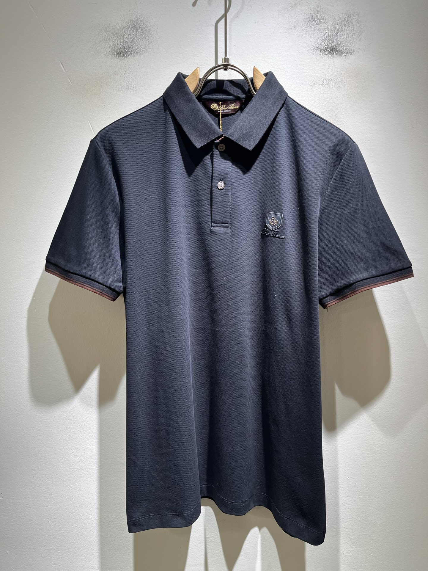 NO:902857,Loro Piana 2026 spring and summer men's latest trade order Polo shirts, all in good condition!  ! 上身舒适透气,不僵硬,整体有着丰富的立体感,品质出口订单,定制专属棉面料剪裁,满足通勤人们对于着装的简约需求,上身效果很好,显瘦,不挑剔身材.面料做工....无可挑剔,好工艺好面料才能穿出好品味一款,人手必备单品！  Size M-3XL,, loro piana,19860909Loro Piana诺悠翩雅 2026春夏男士最新的贸易订单Polo衫,全品相！！上身舒适透气,不僵硬,整体有着丰富的立体感,品质出口订单,定制专属棉面料剪裁,满足通勤人们对于着装的简约需求,上身效果很好,显瘦,不挑剔身材.面料做工....无可挑剔,好工艺好面料才能穿出好品味一款,人手必备单品！尺码M-3XL,,loro piana,,Men's clothing