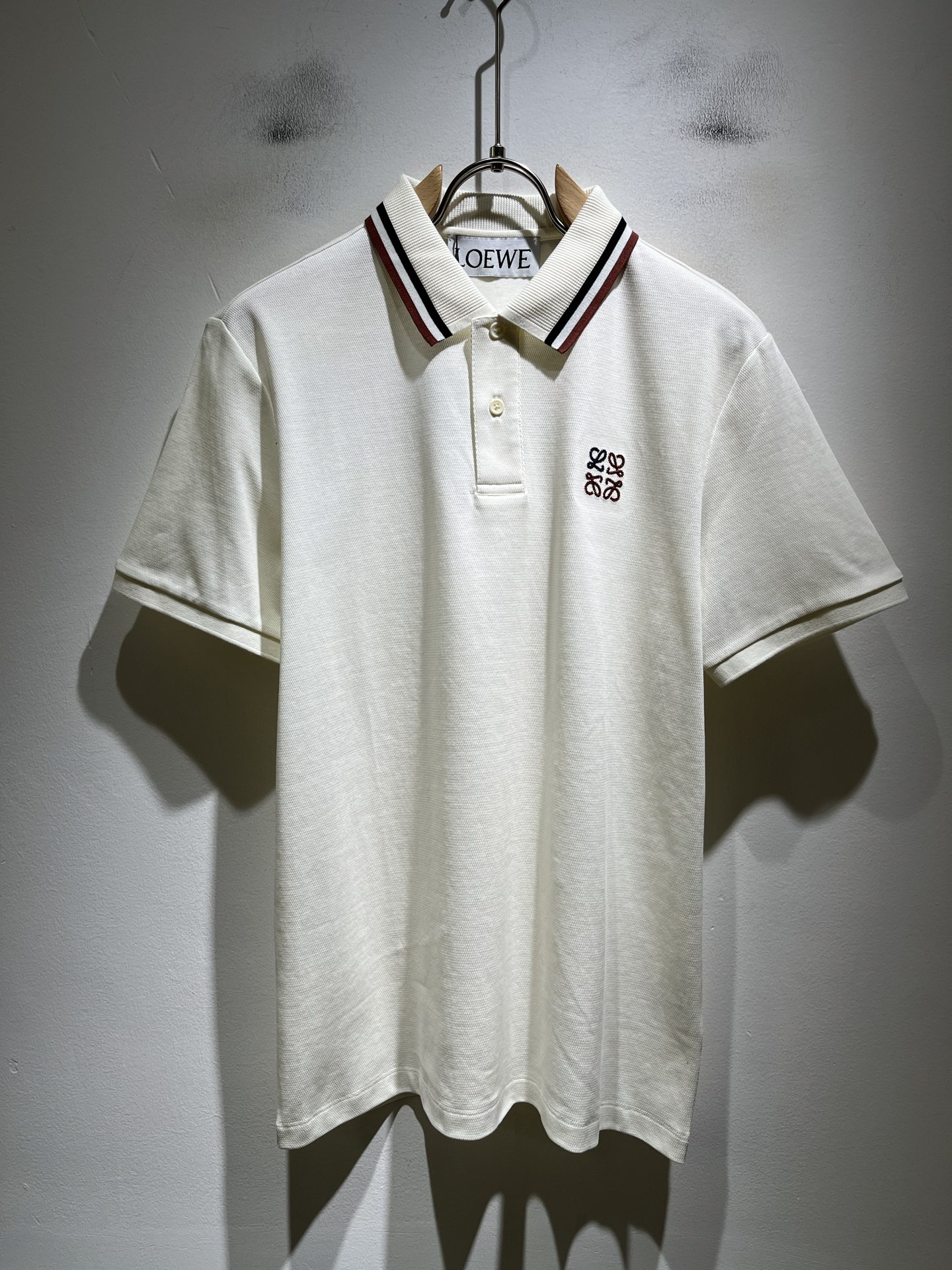NO:902903,LO*WE/罗*伟 2026 spring and summer men's lapel short-sleeved POLO shirts, available from trading company channels, the latest 2026 spring and summer products, sold simultaneously in official counters, classic star-level items!  LO*WE's leather goods have the highest say in the entire fashion circle. The brand value is very influential and has a century-old historical and cultural heritage. It is a brand used by the royal family and nobles. Its exquisite craftsmanship and design have subverted modern aesthetics!  The overall design is in line with the aesthetic design of the LOE family, using classic brand elements, perfectly inheriting the essence and genes of the LOE family, and the cuffs are injected with the brand logo embroidery design!  The vision is quite exquisite and beautiful, highlighting the brand characteristics, highly recognizable and very fashionable. The overall design interprets minimalism to the extreme, simple and elegant!  High-end materials are imported from Egypt, and high-end high-quality cotton is selected and woven and dyed in a century-old Italian workshop. It is an extremely luxurious and special material. The fabric properties are all of the highest quality. The mesh structure is delicate and natural, with perfect combination of comfort and breathability. The tactile experience is self-evident, and the ultimate luxury enjoyment!  The appearance is perfect, the details are exquisite, the fashionable zipper placket, and the small lapel design not only reduce the age but also highlight the fashionable temperament. The upper body is full of temperament, the color matching is quite in line with the needs of the season, the control is very high, regardless of age, and the style is excellent!  Size M-3XL,,loewe,T-shirt,19860909LO*WE/罗*威2026春夏男士翻领短袖POLO衫,贸易公司渠道货,2026春夏最新品,官柜同步售卖,经典明星级单品！LO*WE家的皮具单品在整个时装圈最有极高的的发言权,品牌价值影响力颇高,有着百年历史文化底蕴,皇室御贵族御用品牌,其精湛的手工艺及设计感颠覆了现代审美！整体的设计符合LOE家美学设计,运用了经典的品牌元素,完美沿袭了LOE家的精髓与基因,袖口注入品牌logo标识刺绣设计！视觉颇为精致美观,彰显了品牌特质,辨识度极高且极具时髦感,整体的设计将极简主义阐释到极致,简约而大方！客供埃及进口高级物料,甄选高端优质棉经过意大利百年工坊定织定染而成,极为奢华特殊的材质,面料属性皆为上乘,网眼结构细腻自然,舒适性与透气性完美兼备,触感体验不言而喻,奢华极致享受！品相完美如斯,细节处处精致考究,时尚拉链开合门襟,搭配小翻领设计,即减龄又凸显了时髦气质感,上身满满的气质感,配色相当符合搭配季节需求,驾驭度混搭性极高,无关年龄界定,造型感极佳的一款单品！尺码M-3XL,,loewe,T-shirt,,Men's clothing