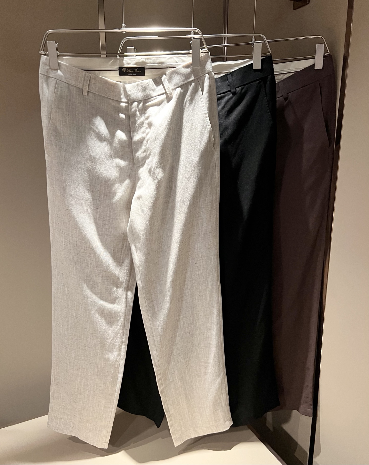 NO:902864,Loro Piana's 2026 spring and summer new men's cotton and linen casual pants, the latest trade orders, complete products!  !  Internet celebrity model!  The upper body is comfortable and breathable, not stiff, and the overall body has a rich three-dimensional feel. Quality export order, customized exclusive cotton and linen fabric tailoring, to meet the simple needs of commuters for clothing. The upper body effect is very good, slimming, and not picky about the figure. The fabric workmanship... is impeccable, only good craftsmanship and good fabrics can wear a good taste, a must-have item for everyone!  Size M-3XL,, loro piana,19860909Loro Piana诺悠翩雅 2026春夏新品男士棉麻休闲裤,最新的贸易订单全品相！！网红款！上身舒适透气,不僵硬,整体有着丰富的立体感,品质出口订单,定制专属棉麻面料剪裁,满足通勤人们对于着装的简约需求,上身效果很好,显瘦,不挑剔身材.面料做工....无可挑剔,好工艺好面料才能穿出好品味一款,人手必备单品！尺码M-3XL,,loro piana,,Men's clothing