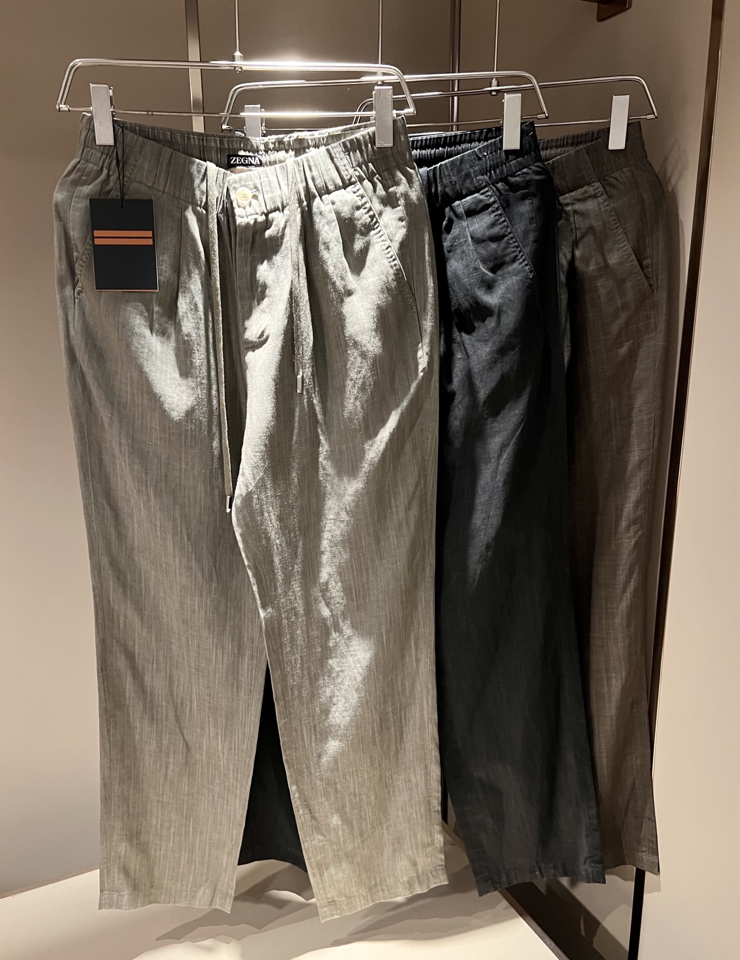 NO:902873,Ermenegildo Zeg*a 2026 spring and summer new men's cotton and linen casual pants, the final channel product has appeared!  !  Simultaneous sales at the counter!  It is no exaggeration to say that these trousers are products from the original OEM channel, not bragging about the original OEM. They are completely products from the domestic garment OEM officially authorized by Ermenegildo Zegna!  Therefore, the quantity and size ratio are extremely scarce, so you will earn money if you grab it!  The best pantsuits ever officially unveiled!  !  !  !  !  !  Zegna products have always been one of the must-have accessories for successful business people!  The brand's high-end style and powerful aura are not easily surpassed by everyone. No matter which season the style is, it is the standard of temperament!  However, the fabric style is between business casual and daily wear. Customized original hardware and logo accessories!  Only Ermenegildo Zegna, which specializes in men's business and casual wear, can design a pair of trousers that is so suitable for the general public!  Whether you are wearing it for casual occasions or business occasions, this style can be matched just right. If you want to wear it, you must wear it well and be able to wear it with your own taste!  Pants that give yourself unlimited bonus points!  Size M-3XL,,zegna,19860909Ermenegildo Zeg*a杰*亚 2026春夏新款男士棉麻休闲裤,压轴的渠道货出现了！！柜台同步销售！ 毫不夸张的说,此款裤装是原厂代工渠道的货,并不是吹牛的原厂代工,完全是由杰尼亚官方授权的国内成衣代工厂出来的产品！所以数量跟尺码配比都极度紧缺,抢到就是赚到！最好的裤装正式揭幕！！！！！！Zegna的东西,从来都是成功商务人士的专属必备行头之一！品牌高级的格调以及自带强大的气场并不是所有人都能轻易凌驾的.无论哪季的款式都是都是气质标配！但是面料版型又介乎于商务休闲跟日常穿着之间,定制原版五金logo辅料配件！能将一款裤装设计到如此贴合大众穿着,也就只有专注于男装商务休闲的杰尼亚了！不论您是休闲场合穿搭,或者商务场合此款都能搭配的恰到好处要穿,就必须穿好的,能穿出属于自己品味的！给自己无限加分的裤子！尺码M-3XL,,zegna,,Men's clothing