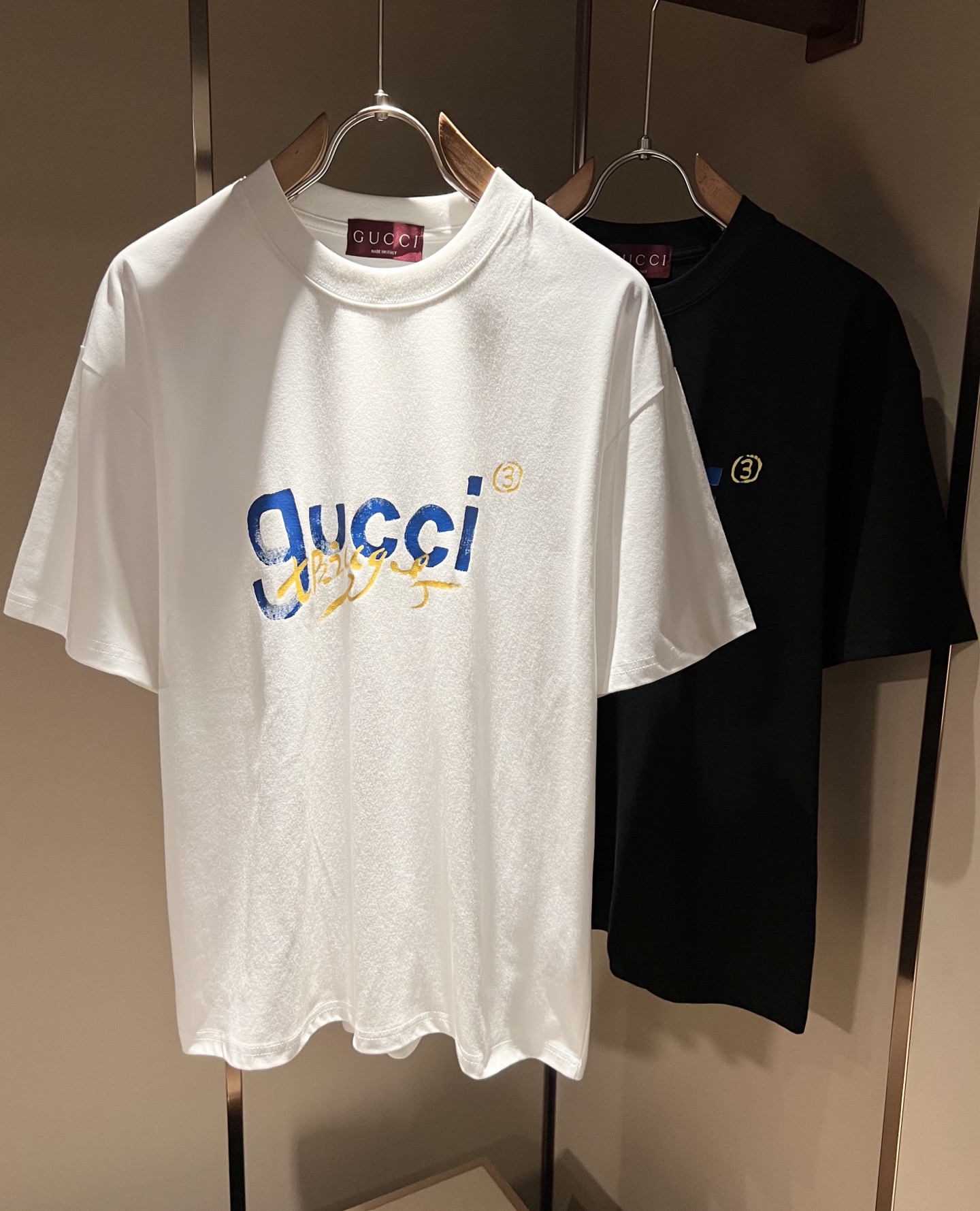 NO:902896,Gucc*Gujia 2026 spring and summer new casual loose cotton round neck short-sleeved T-shirt for gay couples!  Trading company channels are rare and available on the official website simultaneously!  The latest 2026 spring and summer series, classic fashion design elements, inject full vitality into the new series. This T-shirt is made of carefully selected imported cotton fabrics supplied by customers. The fabric feels skin-friendly, soft and delicate, and has a logo printed design on the body!  It has an extremely comfortable and breathable wearing experience. The whole piece is very eye-catching and fashionable, and is deeply loved by young people today!  Basic loose round neck cut, unisex style regardless of age and gender, suitable for matching all styles and looks you need in daily life!  It is recommended to wear couple outfits when going out on the street, it will be more eye-catching!  Size S-3XL [maximum wear: 220 pounds],, gucci, gucci, T-shirt, tees, t-shirt,19860909Gucc*古家 2026春夏新款男女同情侣款休闲宽松棉质圆领短袖T恤衫！贸易公司渠道稀出,同步官网发售 ！ 2026春夏最新系列,经典时尚设计元素,为全新系列注入满满活力,这款T恤衫用心甄选客供进口棉面料制成,面料手感亲肤柔软细腻,衣身logo印花设计！拥有着无比舒适透气性的穿着体验,整件单品极具吸睛度与时尚感,深受当下年轻人的喜爱！基础宽松的圆领版型裁剪,不分年龄与性别的中性款式,适合搭配你日常所需的所有风格与造型！建议搭配情侣装出街会更为养眼出色！尺码S-3XL【最大穿220斤】,,gucci,gucci,T-shirt,tees，t-shirt,,Men's clothing