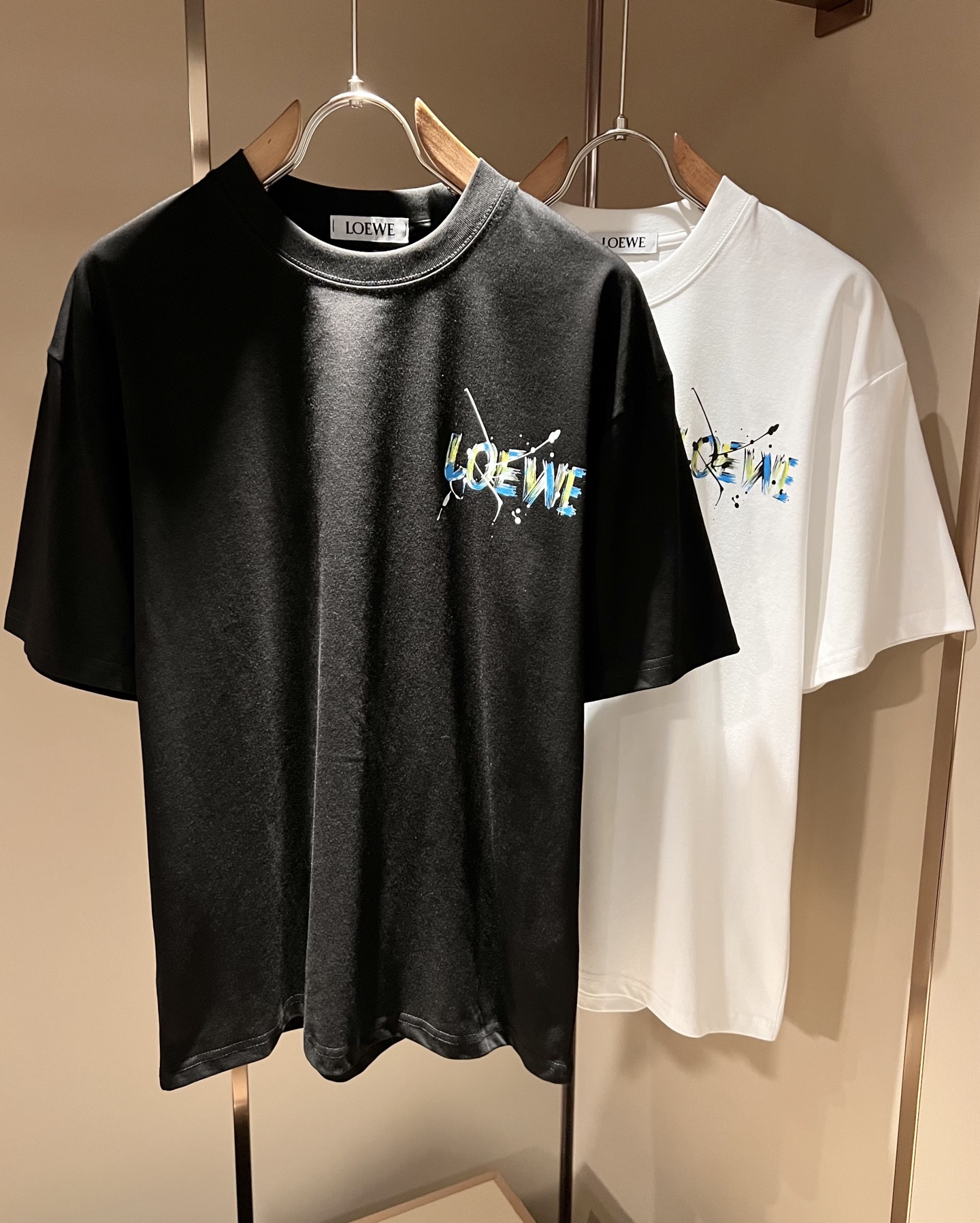 NO:902890,LOE*WE 2026 spring and summer new short-sleeved T-shirt for men and women, original Italian order channel, highly personalized and high-end style, logo pattern printing technology design!  Pure cotton short-sleeved T-shirt for couples!  !  The latest popular fashion product has arrived. It is a simple and high-end fashion item. It is a fashion product with very high-end charm and is a must-have item for fashion trends!  Italian original factory channel, special supply level order, released simultaneously by Hong Kong, Macao and Taiwan buyer stores. This model is also the latest popular product of Loewe family this year, and it is also the most classic product. Its specifications and quality are beyond doubt!  !  The selection is extremely diverse. It goes without saying that this style has that fresh and natural feeling, which highlights the brand's charm and high-end sense. The texture of this style is very good, and the weight and color that can be felt by hand are even better on the skin. It is a full wearing enjoyment!  !  Size: S-3XL [maximum wear 220 pounds],,loewe,loewe,T-shirt,tees,t-shirt,19860909LOE*WE罗*威 2026春夏新款男女同款短袖T恤,意大利原厂订单渠道,极具个性高级风,标志logo图案印花工艺设计！情侣款纯棉短袖T恤！！最新时尚潮流人气产物驾到,又是一款简约高级的时尚单品,穿搭魅力十分高级不俗的时尚产物 ,时尚潮流必备单品！意大利原厂渠道,特供级别订单,同步港澳台买手店发布,此款也是罗意威家今年的最新人气产物,也是最经典的产物,其规格跟档次更是毋庸置疑！！ 选择极具多样化,言而喻此款自然具备那种清新自然的感觉,彰显品牌魅力与高级感,此款的质感十分的到位,用手可以感知的重磅跟出彩亲肤程度更是上佳,十足的穿着享受！！尺码: S-3XL【最大穿220斤】,,loewe,loewe,T-shirt,tees，t-shirt,,Men's clothing