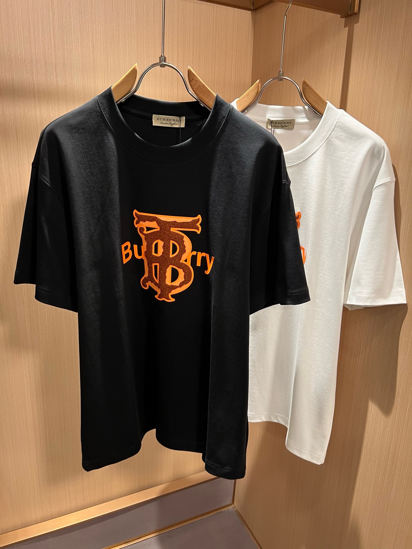 NO:902834,BURBER*Y's 2026 spring and summer new unisex short-sleeved T-shirt is a big hit. It is made of the recently popular environmentally friendly pure cotton fabric. It is a high-end outdoor sports and leisure series. It is a very hot sports trend!  BUR's latest developed special material, logo and pattern laminated design!  The fabric is also called memory cloth, which refers to the fabric with morphological memory function. It beats all versions on the market instantly. It can only be said that it is not on the same level at all. Whether it is the material, the degree of detail restoration and the craftsmanship, it is not afraid of any challenges, just to provide everyone with wonderful products. As always, it is consistent and implemented.  A style of BUR's core concept will be tightly tied to fashion, always maintaining a perfect, simple but not simple design style, which perfectly meets your daily needs. Size: M-3XL,, burberry, T-shirt, tees, t-shirt,19860909BURBER*Y巴*莉2026春夏新品男女同款短袖T恤,重磅来袭,最近比较火热的环保纯棉面料制作而成,高端户外运动休闲系列,非常火热运动风潮！BUR最新研发的特殊材质,标志logo图案压胶设计！面料也叫记忆布,是指具有形态记忆功能的面料,秒杀市面上一切版本,只能说根本就不是一个级别的存在,不管是材质还是细节还原度以及工艺制作方面,不惧任何挑战,只为给大家奉献绝妙产物一如既往,始终如一,贯彻了BUR核心理念的一个款式将与时尚紧紧的捆绑在一起,时刻保持完美,简约而不简单的的设计风格,完美的满足了你日常所需要的穿搭.尺码:M-3XL,,burberry,T-shirt,tees，t-shirt,,Men's clothing