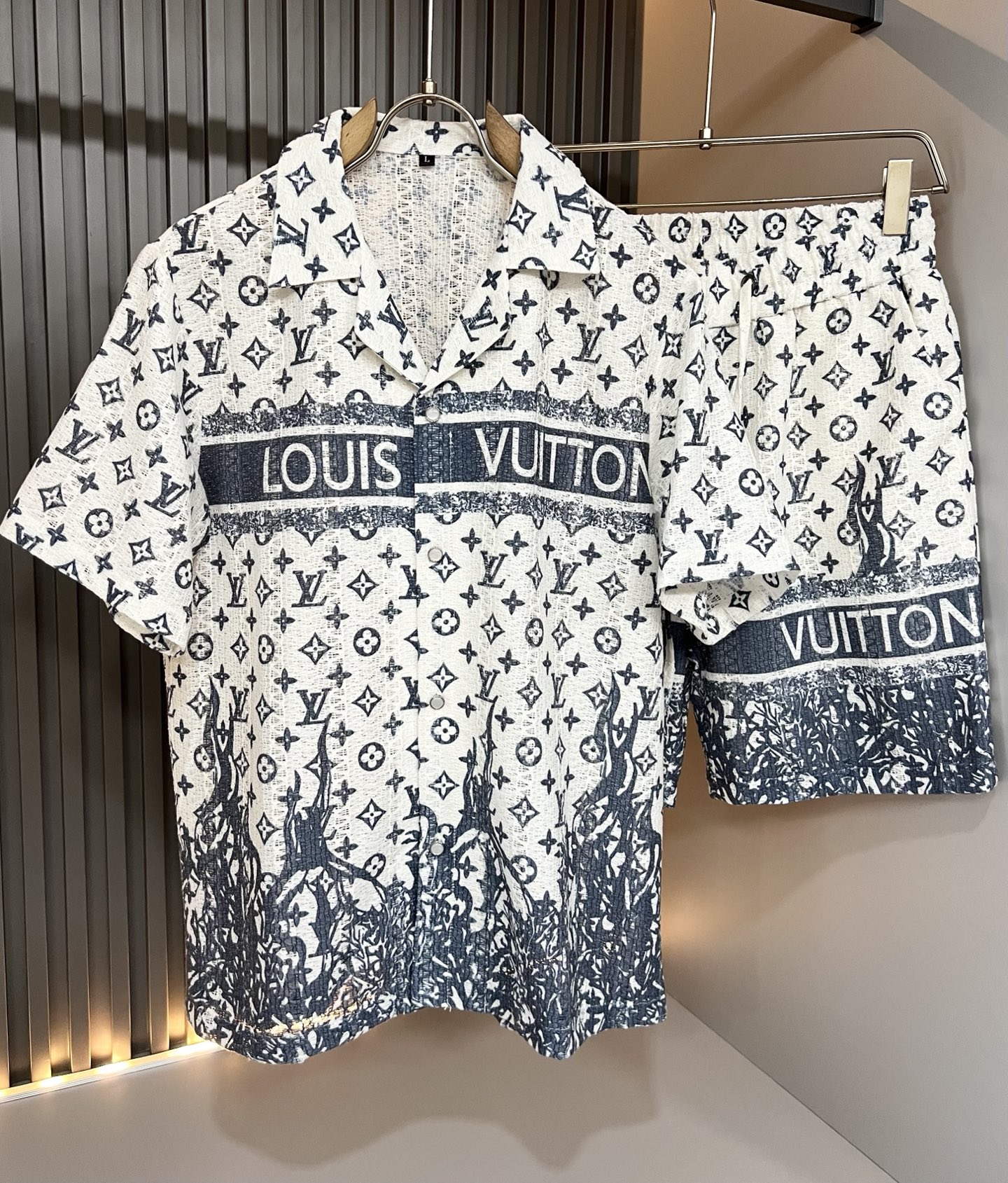 NO:902841,LouisVuitt* Louis*den's new 2026 spring and summer series of suits are online. It is a very fashionable and avant-garde casual suit for men and women, decorated with logo pattern printing!  It is different from the past and declares the design concept that the brand has inherited for many years!  Its eye-catching appeal is no less than any classic style, perfectly presenting the sense of fashion, high-end and luxury to the world!  It is made of imported cotton material supplied by customers and selected high-quality cotton and linen fabrics. It feels soft and skin-friendly and delicate. The actual product will definitely exceed your imagination. It is extremely comfortable and breathable. Even if you sweat profusely, you will not feel greasy or stuffy at all. It maximizes the perspiration and moisture absorption properties!  Size M-4XL,,louis vuitton,louis vuitton,19860909LouisVuitt*路易*登 2026春夏全新系列套装上线,非常时髦前卫的一款男女同款休闲套装,标识logo图案印花修饰！区别于以往的不同,宣示品牌传承多年的设计理念！其吸睛度完全不亚于任何经典款式,将时髦高级感与奢华感完美呈现在世人眼前！客供进口棉材质制成,精选优质棉麻面料,触感软糯亲肤细腻,实物到手绝对超乎你的想象,贴身无比舒适透气,即便是汗流浃背也不会有腻身及闷热感可言,将排汗吸湿性发挥到了极致！尺码M-4XL,,louis vuitton,louis vuitton,,Men's clothing