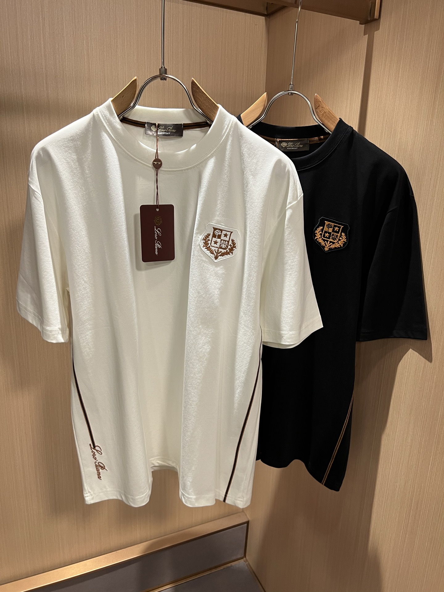 NO:916512,Loro Piana 2026 spring and summer men's latest trade order short-sleeved T-shirts, all in good condition!  !  Internet celebrity model!  Designed with logo embroidery!  The upper body is comfortable and breathable, not stiff, and has a rich three-dimensional feel overall. Quality export orders, customized exclusive fabric tailoring, meet the simple needs of commuters for dressing. The upper body effect is very good, slimming, and not picky about the figure. The fabric workmanship... is impeccable. Only good craftsmanship and good fabrics can make you wear a good taste. It is a must-have item for everyone!  Size M-3XL,,loro piana,T-shirt,tees,t-shirt,19860909Loro Piana诺悠翩雅 2026春夏男士最新的贸易订单短袖T恤,全品相！！网红款！采用logo图案刺绣设计！上身舒适透气,不僵硬,整体有着丰富的立体感,品质出口订单,定制专属面料剪裁,满足通勤人们对于着装的简约需求,上身效果很好,显瘦,不挑剔身材.面料做工....无可挑剔,好工艺好面料才能穿出好品味一款,人手必备单品！尺码M-3XL,,loro piana,T-shirt,tees，t-shirt,,Men's clothing