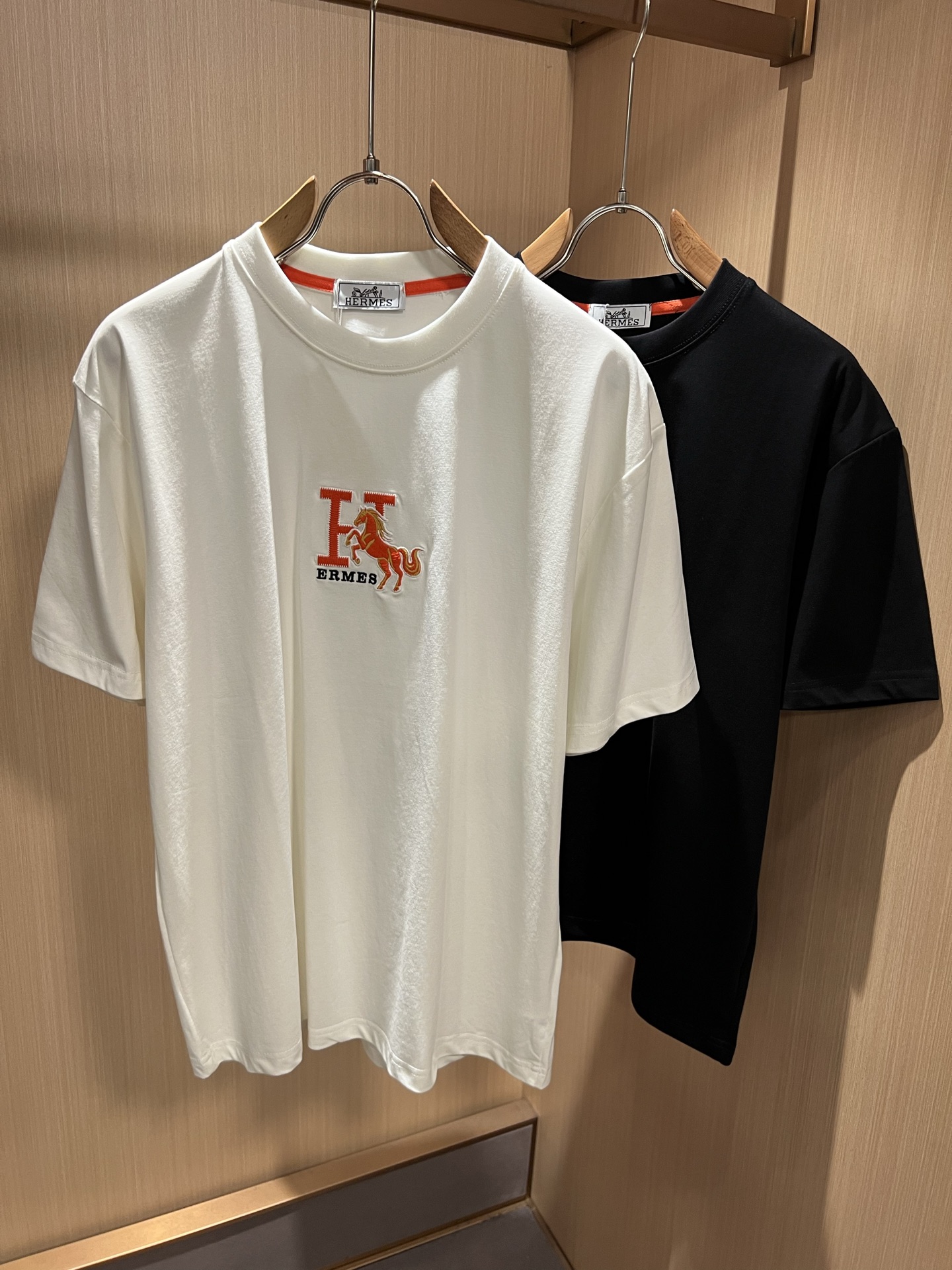 NO:916506,Her*mes 2026 spring and summer new short-sleeved T-shirt for men and women, a newly upgraded and versatile basic style, low-key luxury, and the choice of quality!  Select high-quality selected pure cotton fabrics!  It is made to enjoy a relaxed and comfortable wearing experience, with super vertical performance. It has a strong artistic sense and iconic logo embroidery design. The craftsmanship is meticulous and highly recognizable, showing a new brand micro-label culture!  Classic and perfect design, precise cutting. Simple and elegant style, but also able to show fashionable charm in daily leisure life. Sizes M-3XL,, T-shirt, tees, t-shirt,19860909Her*mes爱*仕2026春夏新款男女同款短袖T恤,全新升级百搭基础款,低调奢华,品格之选！甄选优质精选纯棉面料！打造而成,享受轻松自在的穿着体验,有着超强的垂直性能 艺术感极强标志性logo刺绣工艺设计,工艺细致,辨识度极高,展现全新品牌微标文化！经典完美版型设计,在裁剪上精准到位.简约大气风格,又能在日常休闲生活中展现时尚魅力.尺码M-3XL,,T-shirt,tees，t-shirt,,Men's clothing