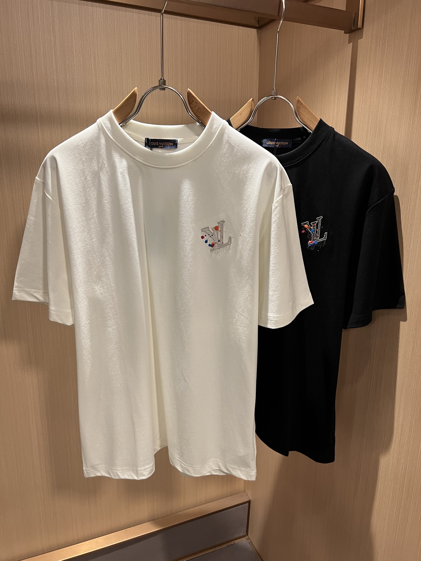 NO:916509,LouisVuitt* Louis*den's new 2026 spring and summer series of items are online. It is a very fashionable and avant-garde short-sleeved T-shirt for men and women, with logo embroidery and decoration!  It is different from the past and declares the design concept that the brand has inherited for many years!  Its eye-catching appeal is no less than any classic style, perfectly presenting the sense of fashion, high-end and luxury to the world!  It is made of imported 100% cotton material supplied by customers. It is a selection of high-quality pure cotton fabrics. It feels soft, waxy and delicate to the skin. The actual product will definitely exceed your imagination. It is extremely comfortable and breathable. Even if you sweat profusely, you will not feel greasy or stuffy. It maximizes sweat wicking and moisture absorption!  Size M-3XL,,louis vuitton,louis vuitton,T-shirt,tees,t-shirt,19860909LouisVuitt*路易*登 2026春夏全新系列单品上线,非常时髦前卫的一款男女同款短袖T恤,标识logo图案刺绣修饰！区别于以往的不同,宣示品牌传承多年的设计理念！其吸睛度完全不亚于任何经典款式,将时髦高级感与奢华感完美呈现在世人眼前！客供进口全棉材质制成,精选优质纯棉面料,触感软糯亲肤细腻,实物到手绝对超乎你的想象,贴身无比舒适透气,即便是汗流浃背也不会有腻身及闷热感可言,将排汗吸湿性发挥到了极致！尺码M-3XL,,louis vuitton,louis vuitton,T-shirt,tees，t-shirt,,Men's clothing