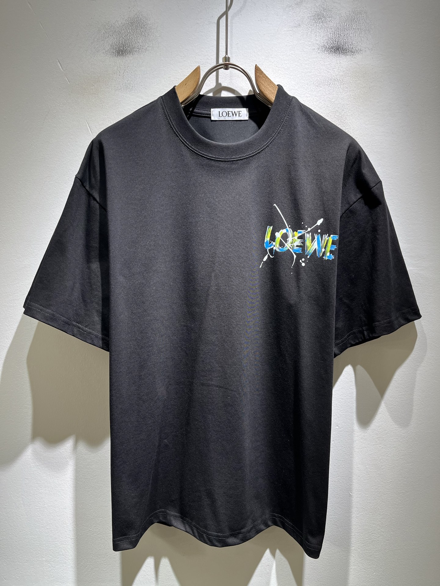 NO:912260,LOE*WE 2026 spring and summer new short-sleeved T-shirt for men and women, original Italian order channel, highly personalized and high-end style, logo pattern printing technology design!  Pure cotton short-sleeved T-shirt for couples!  !  The latest popular fashion product has arrived. It is a simple and high-end fashion item. It is a fashion product with very high-end charm and is a must-have item for fashion trends!  Italian original factory channel, special supply level order, released simultaneously by Hong Kong, Macao and Taiwan buyer stores. This model is also the latest popular product of Loewe family this year, and it is also the most classic product. Its specifications and quality are beyond doubt!  !  The selection is extremely diverse. It goes without saying that this style has that fresh and natural feeling, which highlights the brand's charm and high-end sense. The texture of this style is very good, and the weight and color that can be felt by hand are even better on the skin. It is a full wearing enjoyment!  !  Size: S-3XL [maximum wear 220 pounds],,loewe,loewe,T-shirt,tees,t-shirt,19860909LOE*WE罗*威 2026春夏新款男女同款短袖T恤,意大利原厂订单渠道,极具个性高级风,标志logo图案印花工艺设计！情侣款纯棉短袖T恤！！最新时尚潮流人气产物驾到,又是一款简约高级的时尚单品,穿搭魅力十分高级不俗的时尚产物 ,时尚潮流必备单品！意大利原厂渠道,特供级别订单,同步港澳台买手店发布,此款也是罗意威家今年的最新人气产物,也是最经典的产物,其规格跟档次更是毋庸置疑！！ 选择极具多样化,言而喻此款自然具备那种清新自然的感觉,彰显品牌魅力与高级感,此款的质感十分的到位,用手可以感知的重磅跟出彩亲肤程度更是上佳,十足的穿着享受！！尺码: S-3XL【最大穿220斤】,,loewe,loewe,T-shirt,tees，t-shirt,,Men's clothing