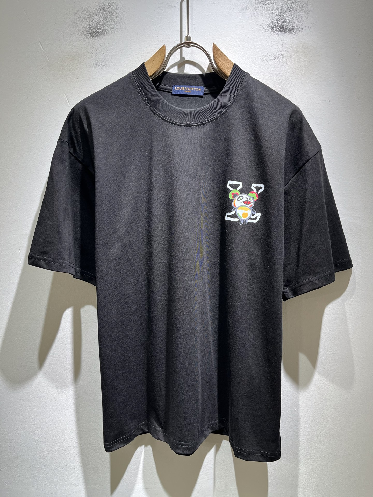 NO:909779,LouisVuitt* Louis*den's new 2026 spring and summer series of items are online. It is a very fashionable and avant-garde short-sleeved T-shirt for men and women, decorated with logo pattern printing!  It is different from the past and declares the design concept of brand inheritance!  Its eye-catching appeal is no less than any classic style, perfectly presenting the sense of fashion, high-end and luxury to the world!  It is made of 260 grams of imported 100% cotton material. It is made of high-quality pure cotton fabrics. It feels soft and skin-friendly. It will definitely exceed your imagination when you get it. It is extremely comfortable and breathable. Even if you sweat profusely, you will not feel greasy or stuffy. It maximizes sweat wicking and moisture absorption!  Size S-3XL [maximum wear: 220 pounds],, louis vuitton, louis vuitton, T-shirt, tees, t-shirt,19860909LouisVuitt*路易*登 2026春夏全新系列单品上线,非常时髦前卫的一款男女同款短袖T恤,标识logo图案印花修饰！区别于以往的不同,宣示品牌传承的设计理念！其吸睛度完全不亚于任何经典款式,将时髦高级感与奢华感完美呈现在世人眼前！客供进口260克全棉材质制成,精选优质纯棉面料,触感软糯亲肤细腻,实物到手绝对超乎你的想象,贴身无比舒适透气,即便是汗流浃背也不会有腻身及闷热感可言,将排汗吸湿性发挥到了极致！尺码S-3XL【最大穿220斤】,,louis vuitton,louis vuitton,T-shirt,tees，t-shirt,,Men's clothing