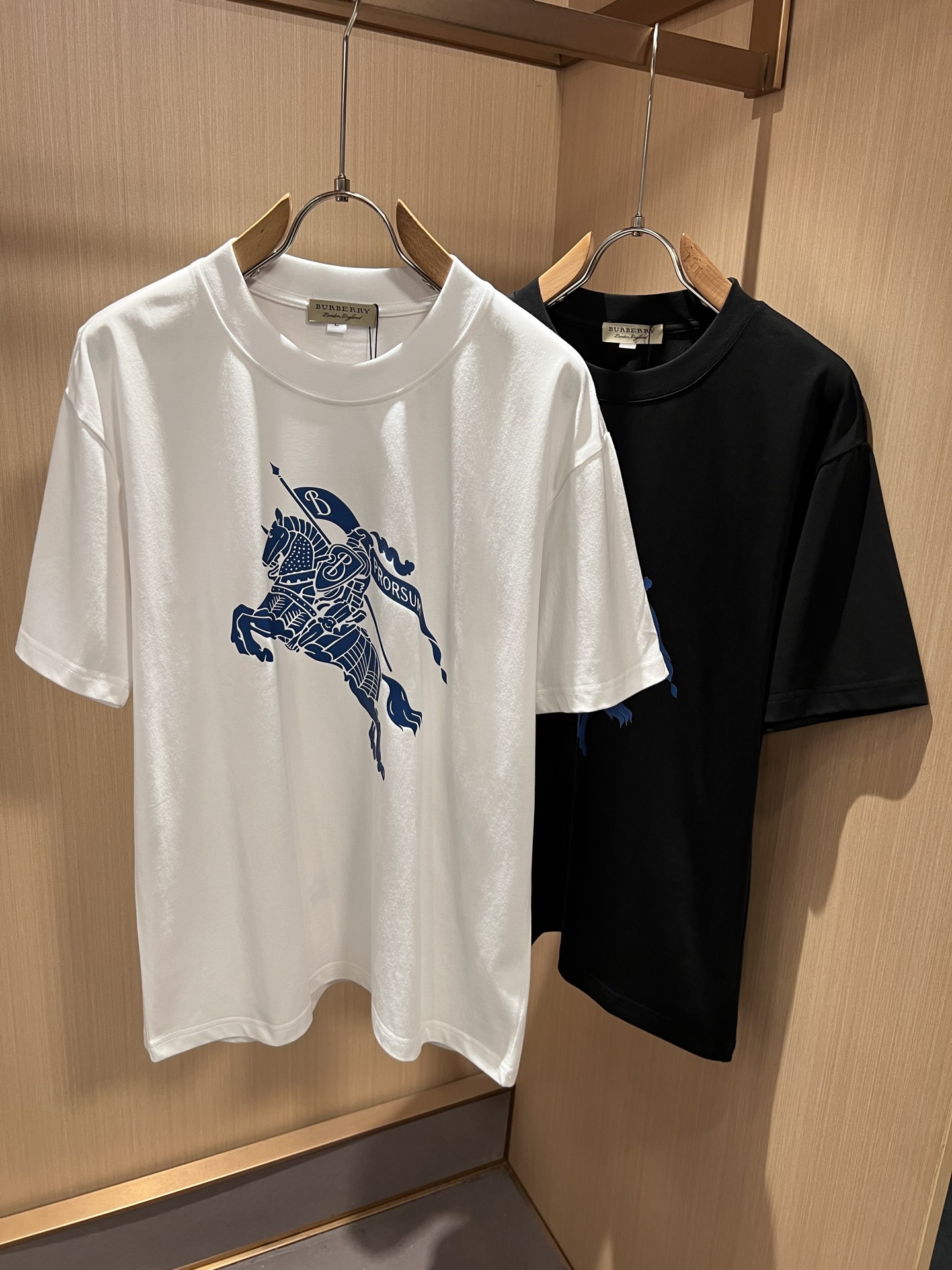 NO:909675,BURBER*Y's 2026 spring and summer new unisex short-sleeved T-shirt is a big hit. It is made of the recently popular environmentally friendly pure cotton fabric. It is a high-end outdoor sports and leisure series. It is a very hot sports trend!  BUR's latest research and development of special materials, logo pattern printing design!  The fabric is also called memory cloth, which refers to the fabric with morphological memory function. It beats all versions on the market instantly. It can only be said that it is not on the same level at all. Whether it is the material, the degree of detail restoration and the craftsmanship, it is not afraid of any challenges, just to provide everyone with wonderful products. As always, it is consistent and implemented.  A style of BUR's core concept will be tightly tied to fashion, always maintaining a perfect, simple but not simple design style, which perfectly meets your daily needs. Size: M-4XL,, burberry, T-shirt, tees, t-shirt,19860909BURBER*Y巴*莉2026春夏新品男女同款短袖T恤,重磅来袭,最近比较火热的环保纯棉面料制作而成,高端户外运动休闲系列,非常火热运动风潮！BUR最新研发的特殊材质,标志logo图案印花设计！面料也叫记忆布,是指具有形态记忆功能的面料,秒杀市面上一切版本,只能说根本就不是一个级别的存在,不管是材质还是细节还原度以及工艺制作方面,不惧任何挑战,只为给大家奉献绝妙产物一如既往,始终如一,贯彻了BUR核心理念的一个款式将与时尚紧紧的捆绑在一起,时刻保持完美,简约而不简单的的设计风格,完美的满足了你日常所需要的穿搭.尺码:M-4XL,,burberry,T-shirt,tees，t-shirt,,Men's clothing