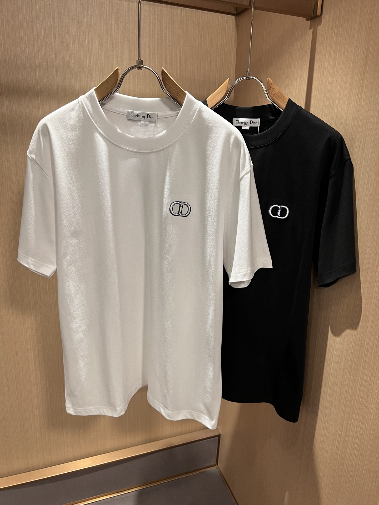 NO:909681,Dio*Dijia's new 2026 spring and summer short-sleeved T-shirts for men and women are on sale simultaneously at counters!  Customized exclusive 260g pure cotton fabric, customized original craft thread, and embroidery craft design of logo pattern on the chest!  Simple and elegant, easy to match and versatile, extremely high-grade, perfectly integrated into fashion and style, it is a top-notch fashionable style that is perfect for outer wear!  The whole thing gives people a natural feeling!  The ultimate classic versatile short-sleeved T-shirt, designed with the latest three-dimensional letter logo embroidery elements!  The ultimate heavy work, the ultimate perfection!  Fans who pursue high quality should rush to buy it by themselves, and we sincerely invite all fans who know the goods to appreciate this model together!  !  Color Black White Size M-4XL,,dior,dior,T-shirt,tees,t-shirt,19860909Dio*迪家 2026春夏新款男女同款短袖T恤,专柜同步发售！定制专属260克纯棉面料,定制原版工艺螺纹,胸前logo图案刺绣工艺设计！简约大方,从容百搭,档次极高,完美融入时尚还有风情感一款完美符合外穿的顶尖时髦气质款！整体给人浑然天成的感觉！极致经典的百搭型短袖T恤,采用最新的立体字母logo刺绣元素设计！极致的重工极致的完美！追求高品质的粉丝们请自行抢购,诚邀所有识货的粉丝一同鉴赏此款！！颜色黑色 白色 尺码M-4XL,,dior,dior,T-shirt,tees，t-shirt,,Men's clothing