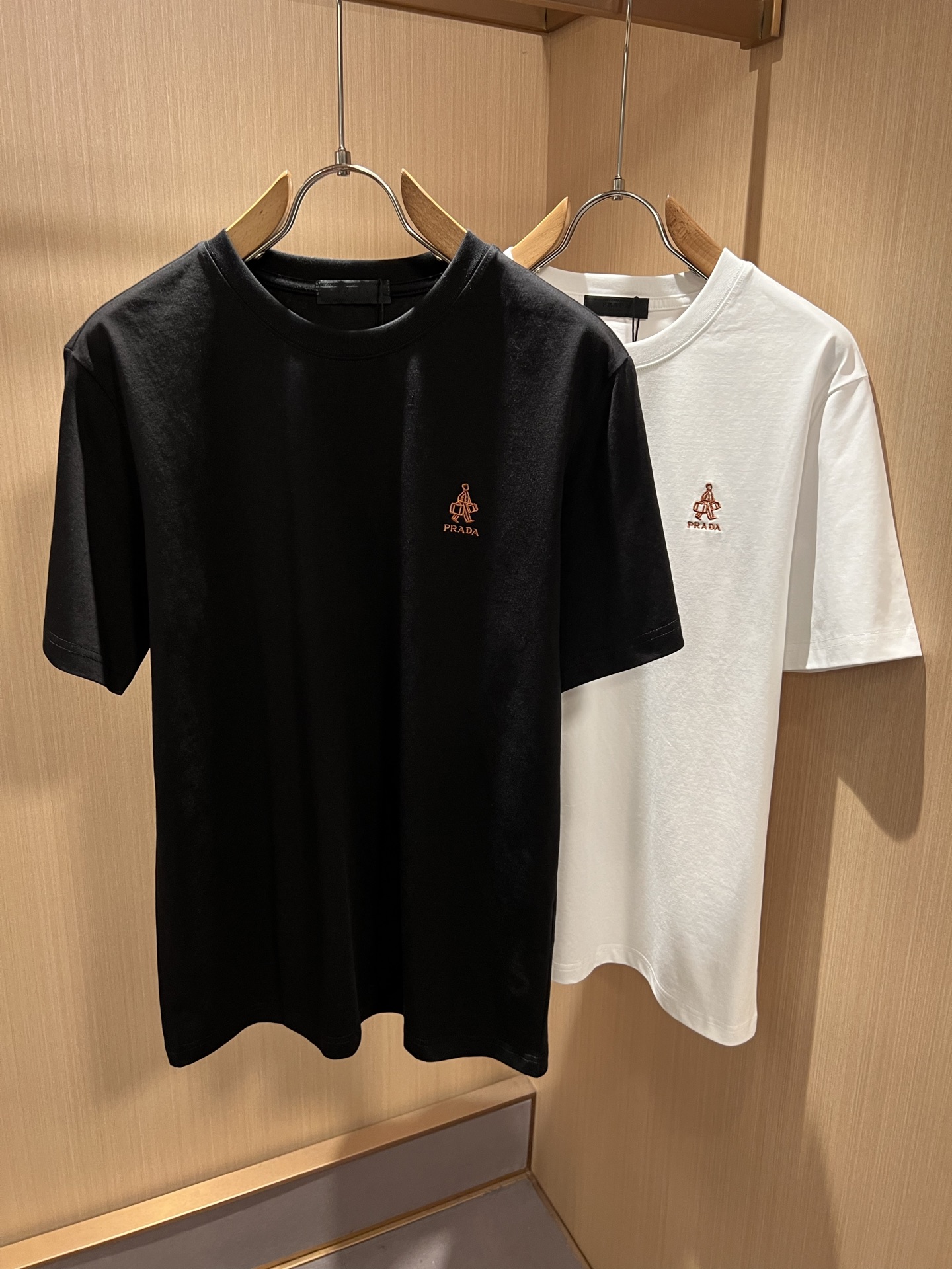 NO:909685,PRAD*A's new 2026 spring and summer short-sleeved T-shirts for men and women, the latest model is exclusively available on the entire network!  !  ~It is both classic and fashionable, who doesn’t love it? It shows the classic again, it is very eye-catching, and it has a low-luxury aura and recognition!  Pr*da's traditional brand concept and modern advanced technology are perfectly combined. Coupled with an extremely modern and simple design, Pr*da's exclusive logo pattern embroidery design!  Customized 100% imported pure cotton fabric!  The texture of this model is quite impressive. You can tell the specifications and grades at your fingertips. The level of finesse and breathability are top-notch!  Size S-2XL,,prada,T-shirt,tees,t-shirt,19860909PRAD*A普*达2026春夏新款男女同款短袖T恤,最新款全网独家首上！！~既经典有时尚百搭,谁不爱啊,将经典再次展现,非常的耐看,自带低奢光环与辨识度！Pr*da传统的品牌理念和现代化的先进技术进行了完美结合.加上极其现代摩登风范的简约设计,p家专属logo图案刺绣设计！定制百分百进口纯棉面料！此款的质感相当感人 触手便知规格档次 细腻程度与透气效果堪称顶级！尺码S-2XL,,prada,T-shirt,tees，t-shirt,,Men's clothing