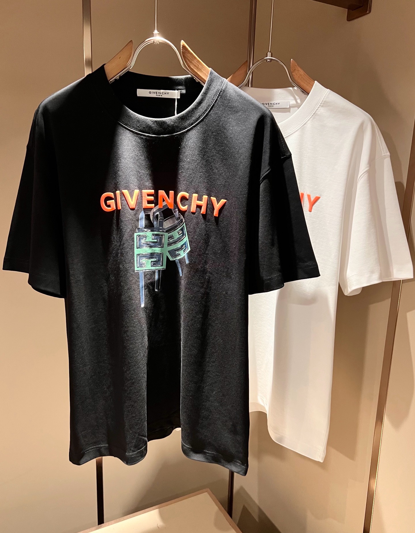 NO:909715,Giv*chy/Giv*chy's 2026 spring and summer new men's and women's short-sleeved T-shirts, the main fashion injects new fashion energy. By exploring various themes and sexy charm, it is highly recognizable and leads the new street fashion trend. This style is the exclusive design element of the G family, with a logo design and a laminated design!  Perfect integration, the pattern is very clear and restored, highlighting the elegant style of the brand. It is made of original 260g pure cotton material. The fabric is tight and high-end, and can be easily controlled on the upper body, showing casual and comfortable fashion charm. Sizes M-3XL, gucci, T-shirt, tees, t-shirt,19860909Giv*chy/纪*希2026春夏新款男女同款短袖T恤,主创时尚注入了全新时尚能量.通过探索各种题材和性感魅力,极具辨识度,引领全新街头时尚潮流.该款是G家独家的出彩设计元素,设计标识logo图案压胶设计！完美融合,图案清晰还原度极高,彰显品牌优雅格调.选用原版260g纯棉材质,面料紧实高级,上身均可轻松驾驭,展现休闲自在时尚魅力.尺码M-3XL,,gucci,T-shirt,tees，t-shirt,,Men's clothing