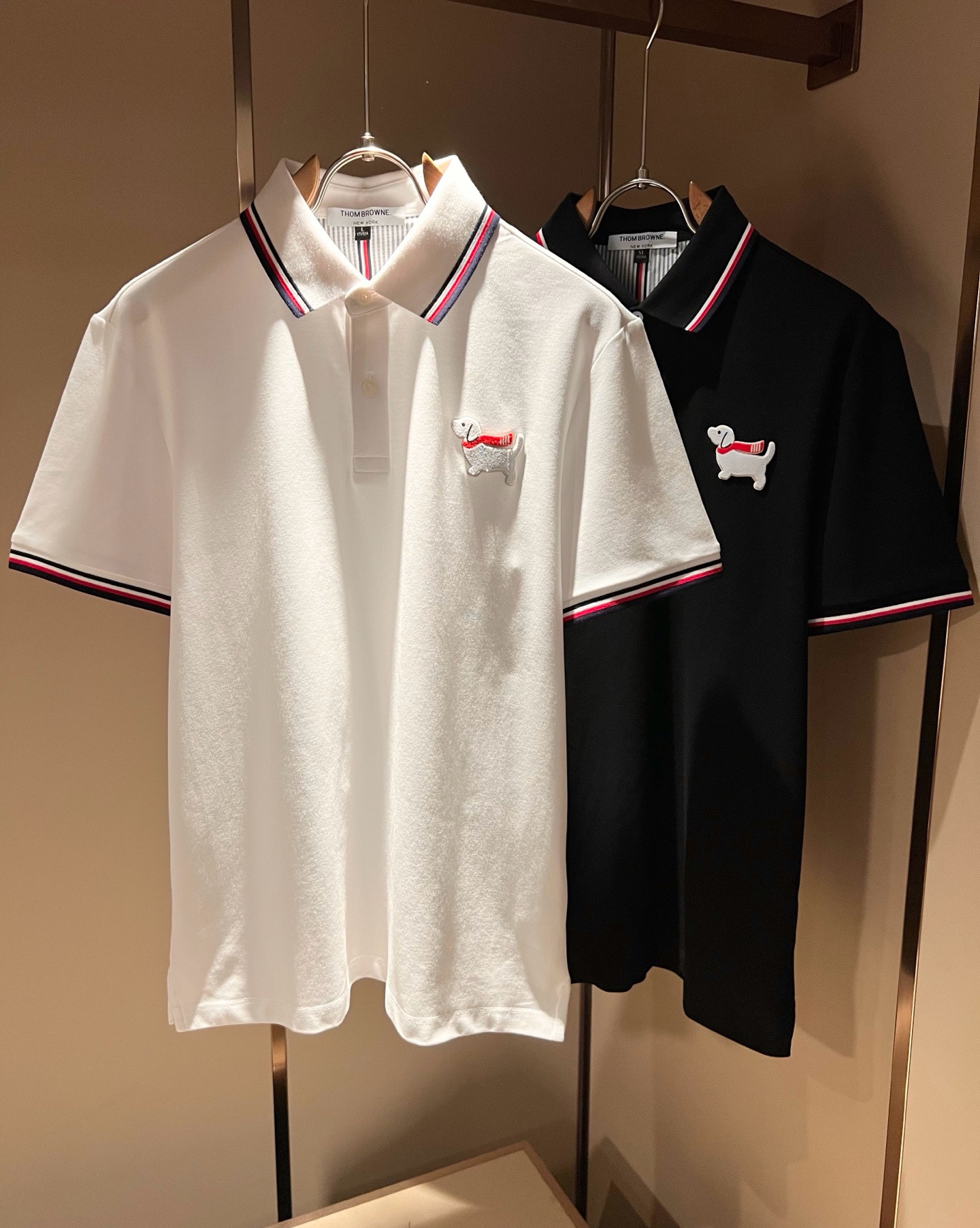 NO:909711,ThomBrow*e Thom* Lang ~ 2026 spring and summer new short-sleeved Polo shirt, available on the official website at the same time, unique design charm, very high-end, simple but not simple, a new model of ready-to-wear!  The fabric is made of unique piqué cotton fabric, which feels smooth and soft, has texture, and has a strong vertical feel. The upper body is smooth and not tight, and it can resist the stuffy feeling caused by direct ultraviolet rays. The logo pattern is designed with flocking pattern!  The style is harmonious and unified, with the ultimate level of craftsmanship. The side has a very unique tailoring design style, which is very tasteful, exquisite and delicate, easy to wear and comfortable, showing sports vitality and exquisite details. The classic and perfect version design shows fashionable vitality in daily leisure life. It enhances men's charming style and becomes a high-end model. Size M-3XL,, T-shirt,19860909ThomBrow*e汤姆*朗 ~2026春夏新款短袖Polo衫,官网同步有售,独特设计魅力,非常高端,简约不简单,成衣新典范！面料精选独特珠地棉面料,手感光滑柔软,有质感,有很强的垂直感,上身爽滑不紧绷,紫外线直射造成的闷热感,标识图案logo植绒图案设计！风格和谐统一,极致工艺水平.侧面非常独特裁剪设计风格,非常有味道,精致细腻,好穿舒适,展现运动活力,细节考究.经典完美版型设计,日常休闲生活中展现时尚活力.提升男士魅力格调,成就高端典范.尺码M-3XL,,T-shirt,,Men's clothing